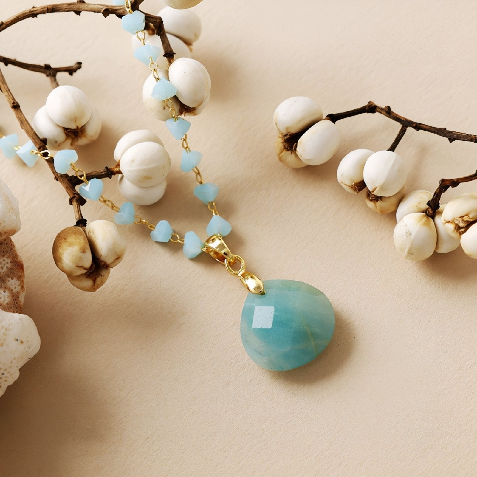 Collier pendentif goutte en pierre naturelle Amazonite, maille fine dorée et perles bleues, style bohème