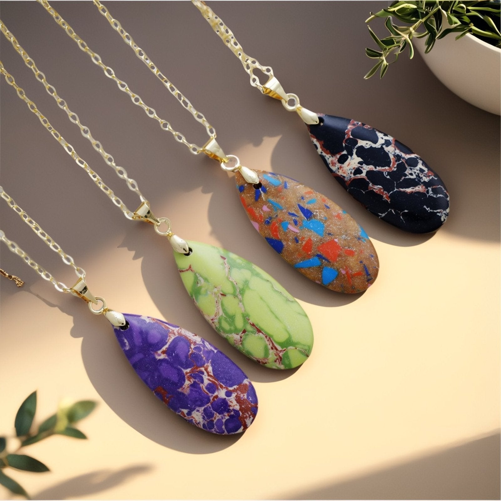 Collier pendentif goutte, en pierres naturelles marbrées, style bohème chic