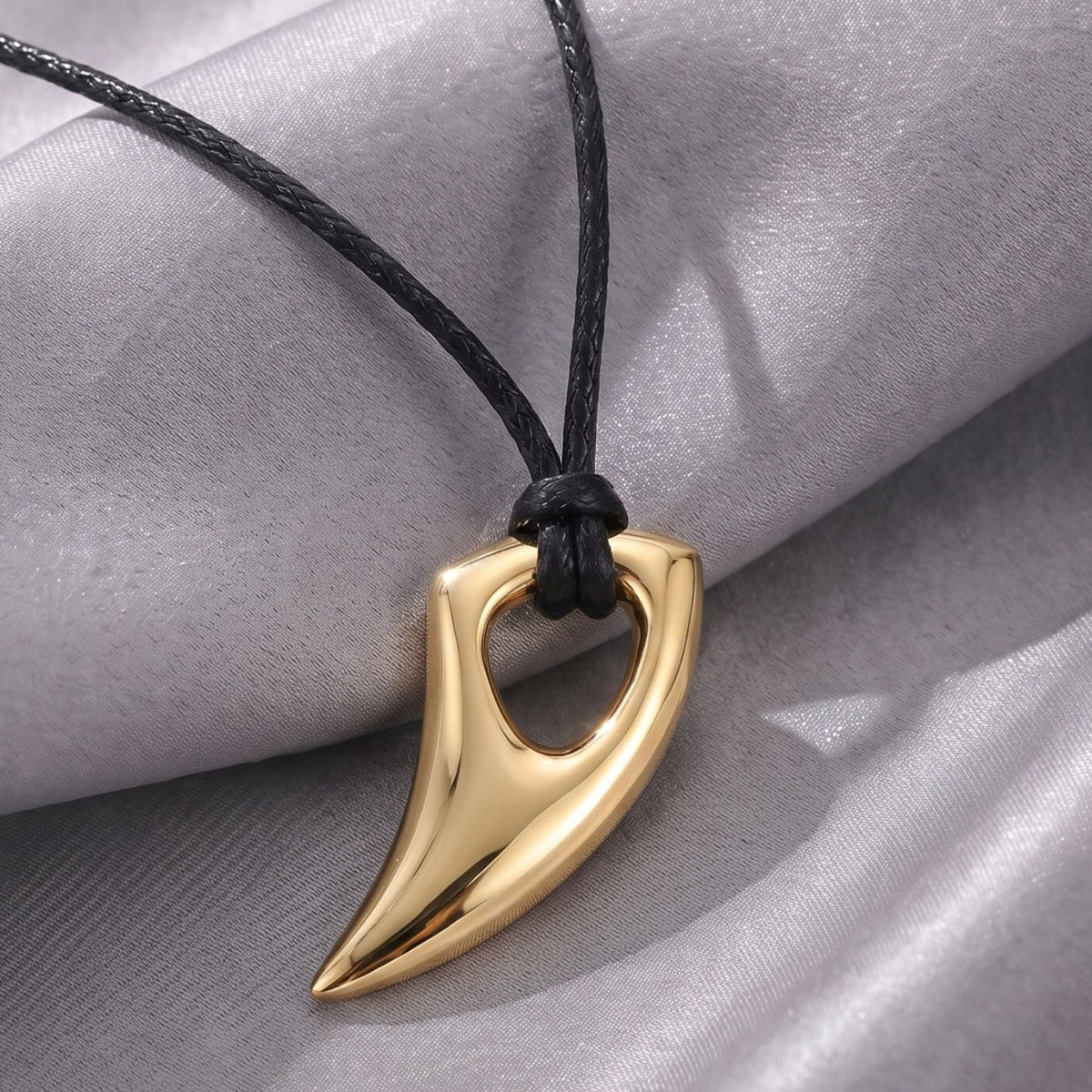  Collier pendentif griffe pour homme, en acier titane, avec cordon noir au style tribal