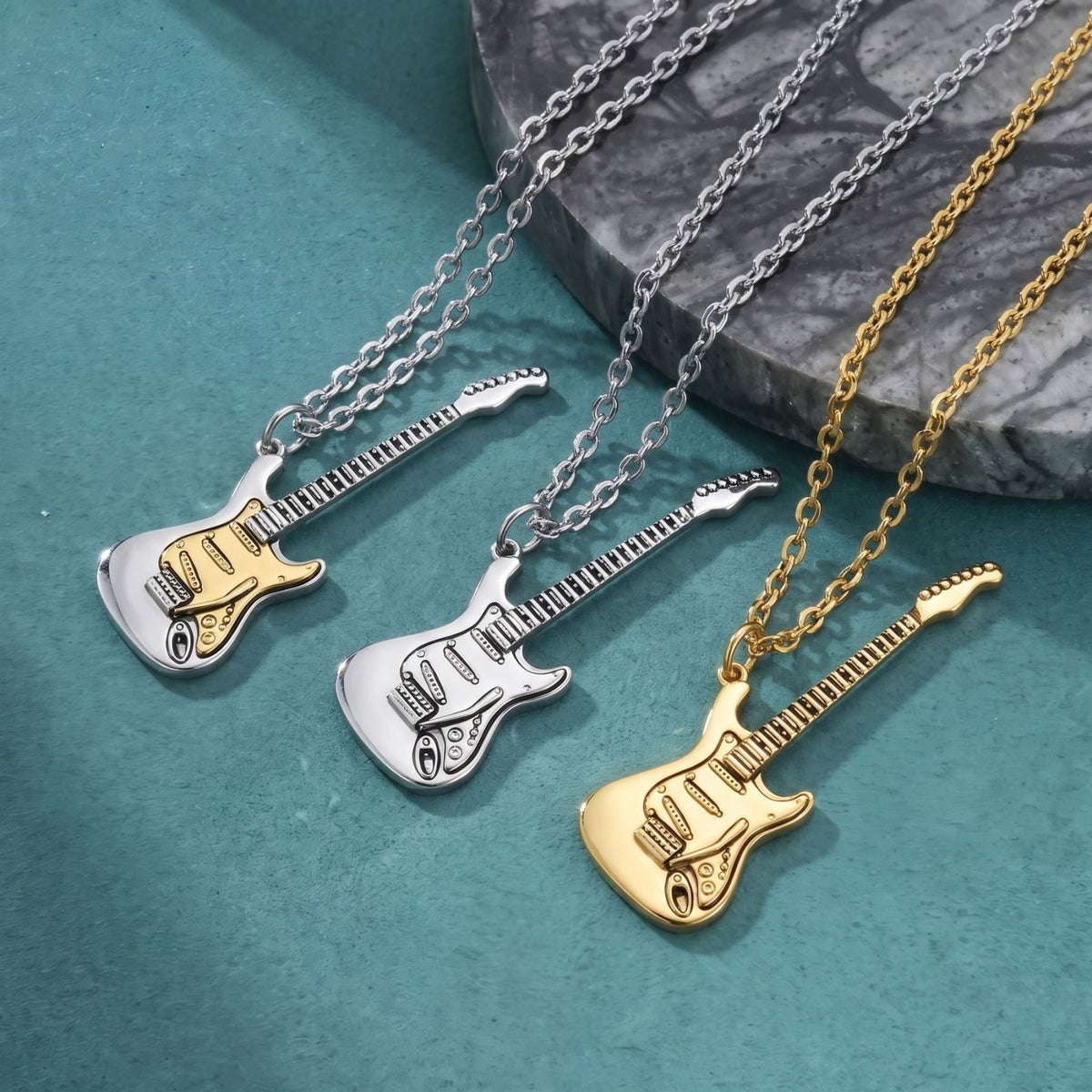 Collier pendentif guitare électrique pour homme, en acier inoxydable, design rock aux détails finement sculptés