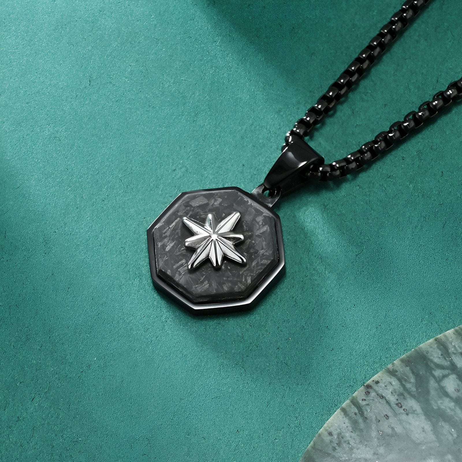 Collier pendentif homme, motif étoile du nord, insert en carbone forgé, acier inoxydable, modèle Astral