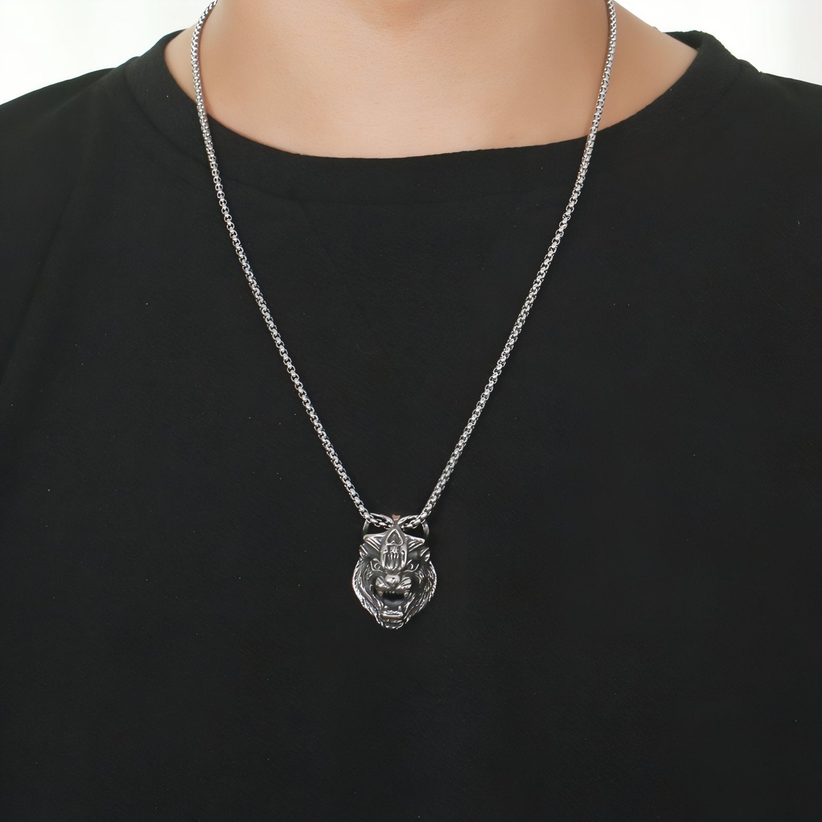 Collier pendentif loup féroce surmonté d’une tête de mort pour homme, en acier inoxydable