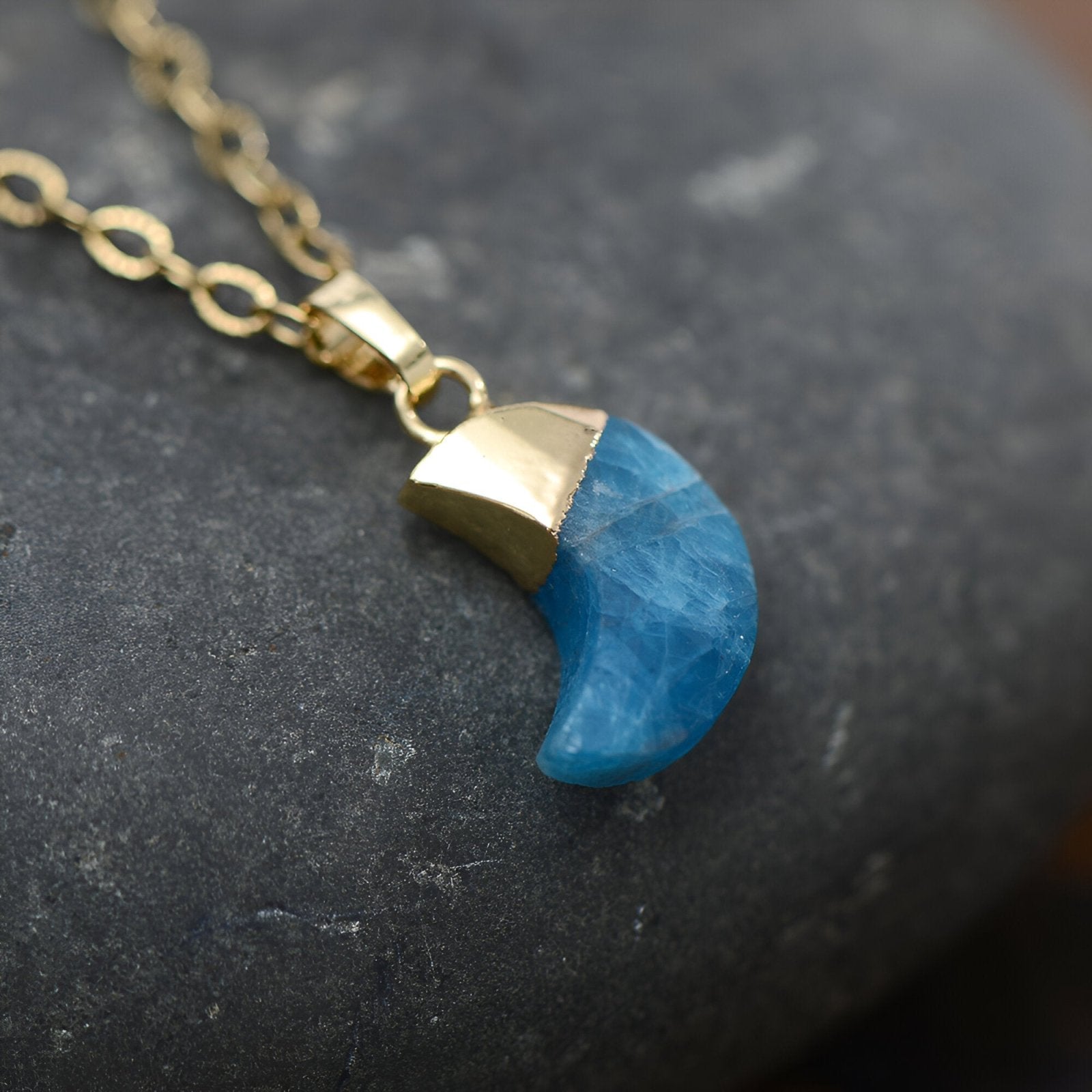 Collier pendentif lune en pierre naturelle, chaîne dorée, style bohème pour femme, modèle Selena