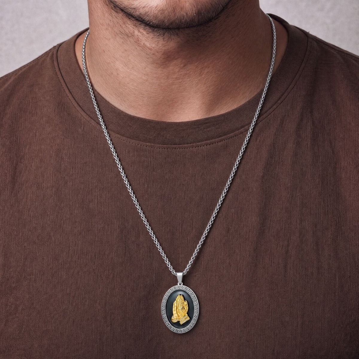 Collier pendentif mains en prière pour homme, en acier inoxydable, médaillon ovale avec motif religieux
