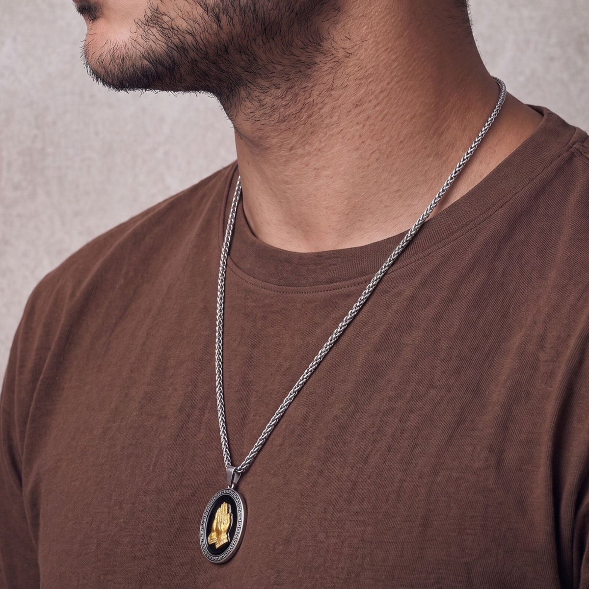 Collier pendentif mains en prière pour homme, en acier inoxydable, médaillon ovale avec motif religieux