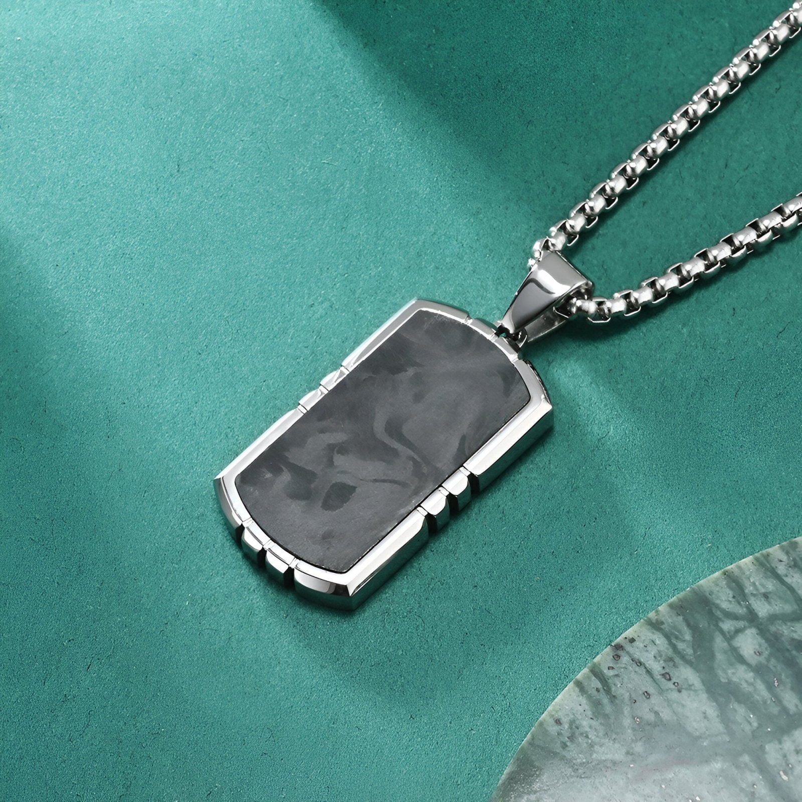 Collier pendentif marbré noir en résine texturée et acier inoxydable, modèle Briggs