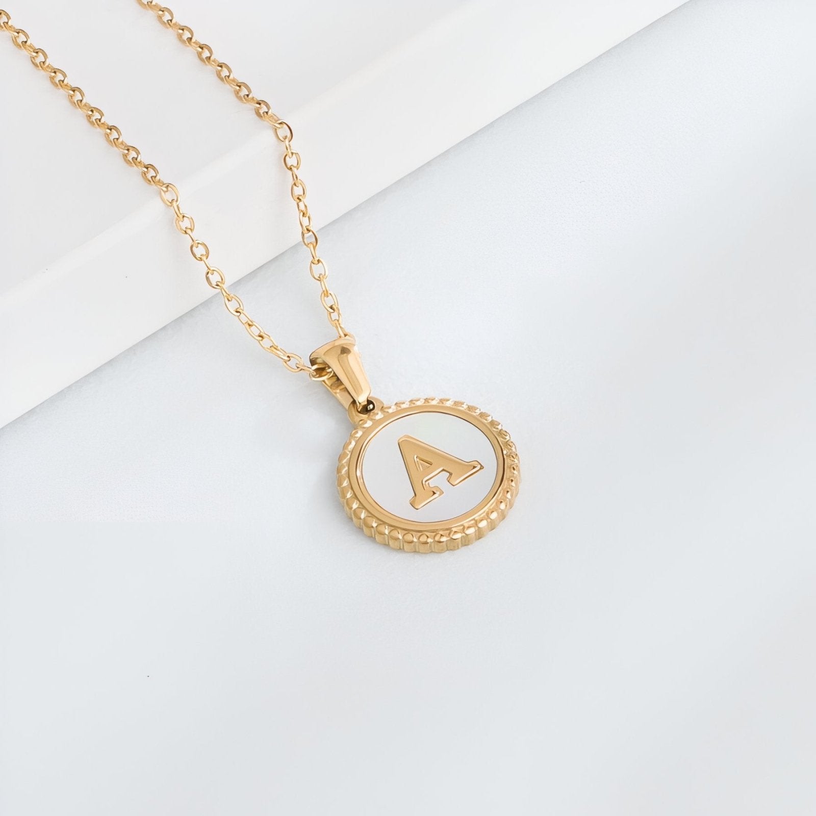 Collier pendentif médaille lettre initiale, en acier inoxydable plaqué or 18K et nacre blanche