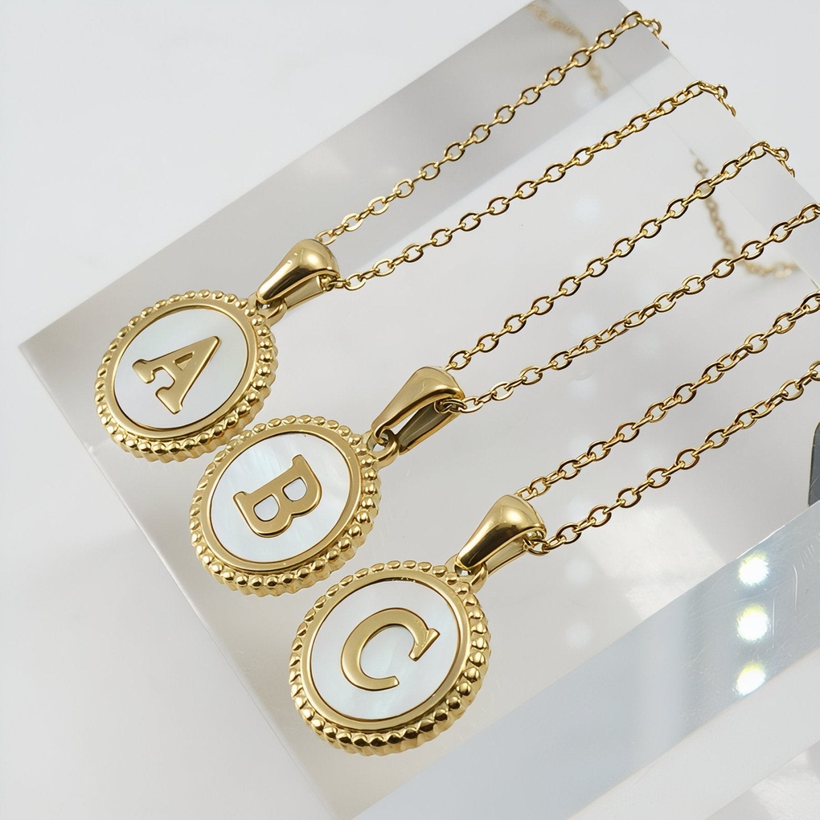 Collier pendentif médaille lettre initiale, en acier inoxydable plaqué or 18K et nacre blanche