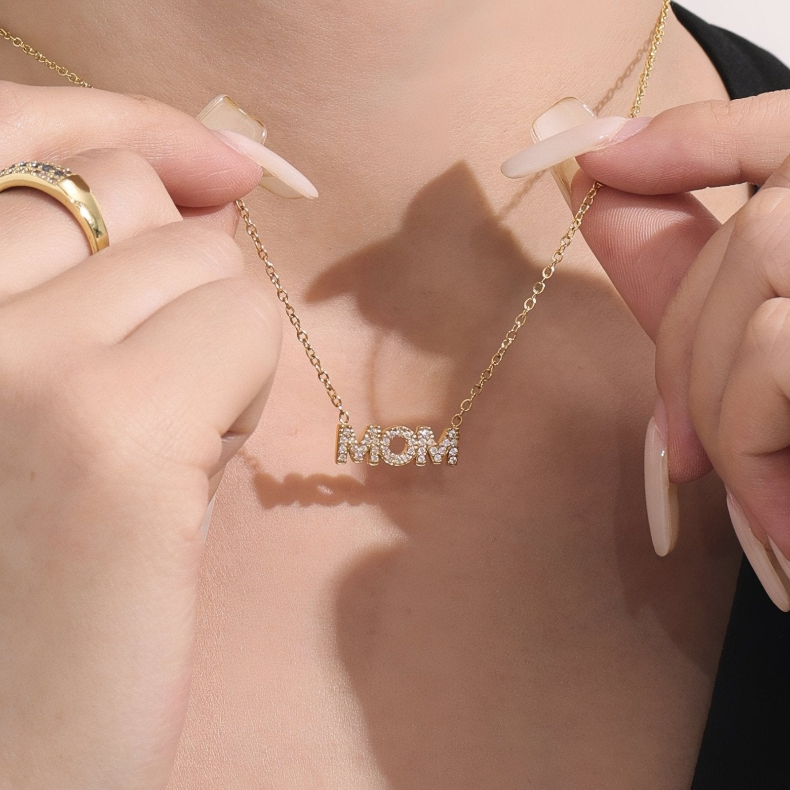 Collier pendentif MOM pour maman, avec zircon, en acier inoxydable