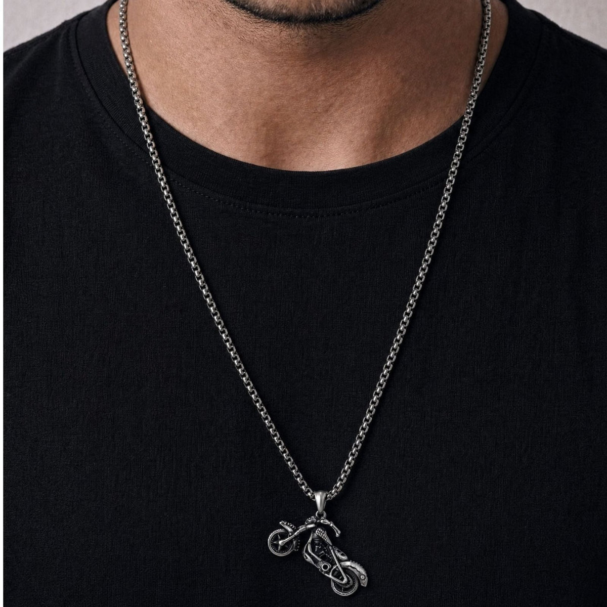 Collier pendentif moto chopper pour homme, en acier inoxydable, modèle biker aux détails sculptés