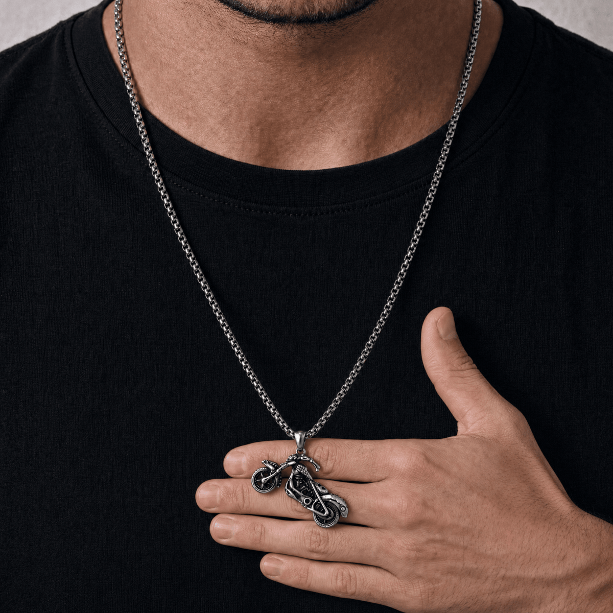 Collier pendentif moto chopper pour homme, en acier inoxydable, modèle biker aux détails sculptés