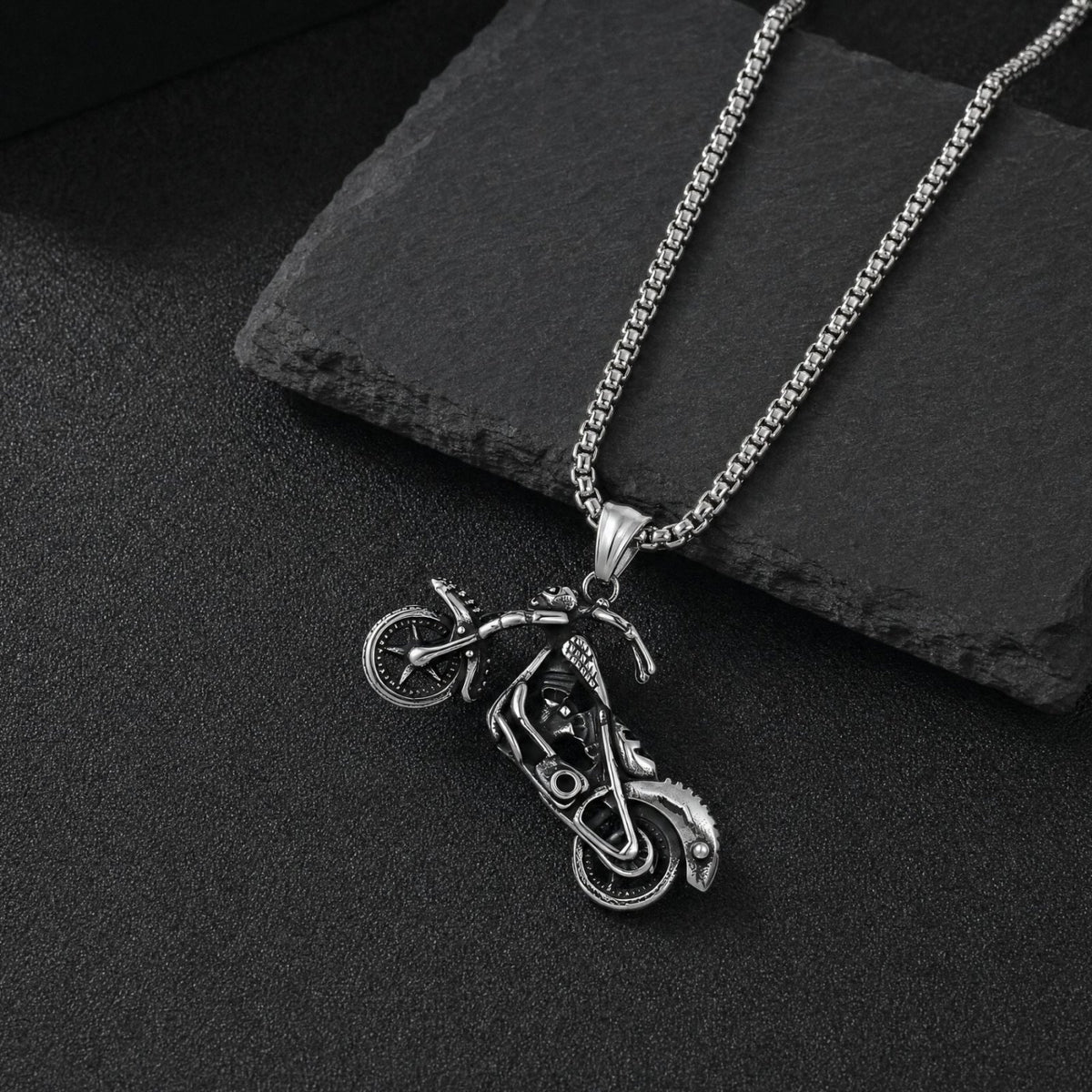 Collier pendentif moto chopper pour homme, en acier inoxydable, modèle biker aux détails sculptés