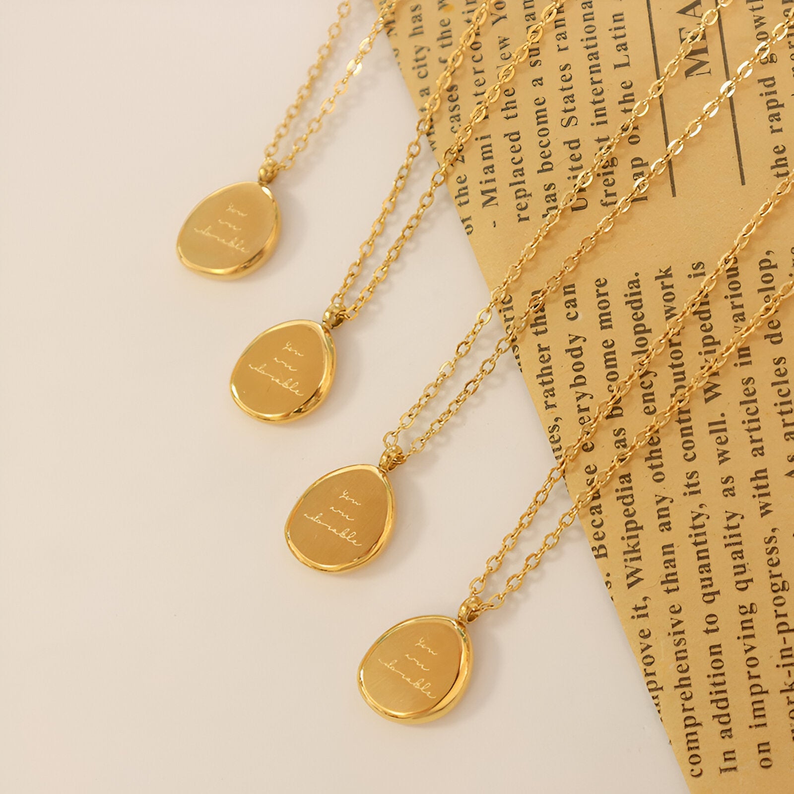 Collier pendentif ovale gravé “You are adorable”, acier inoxydable doré, pour femme, modèle Éloïse