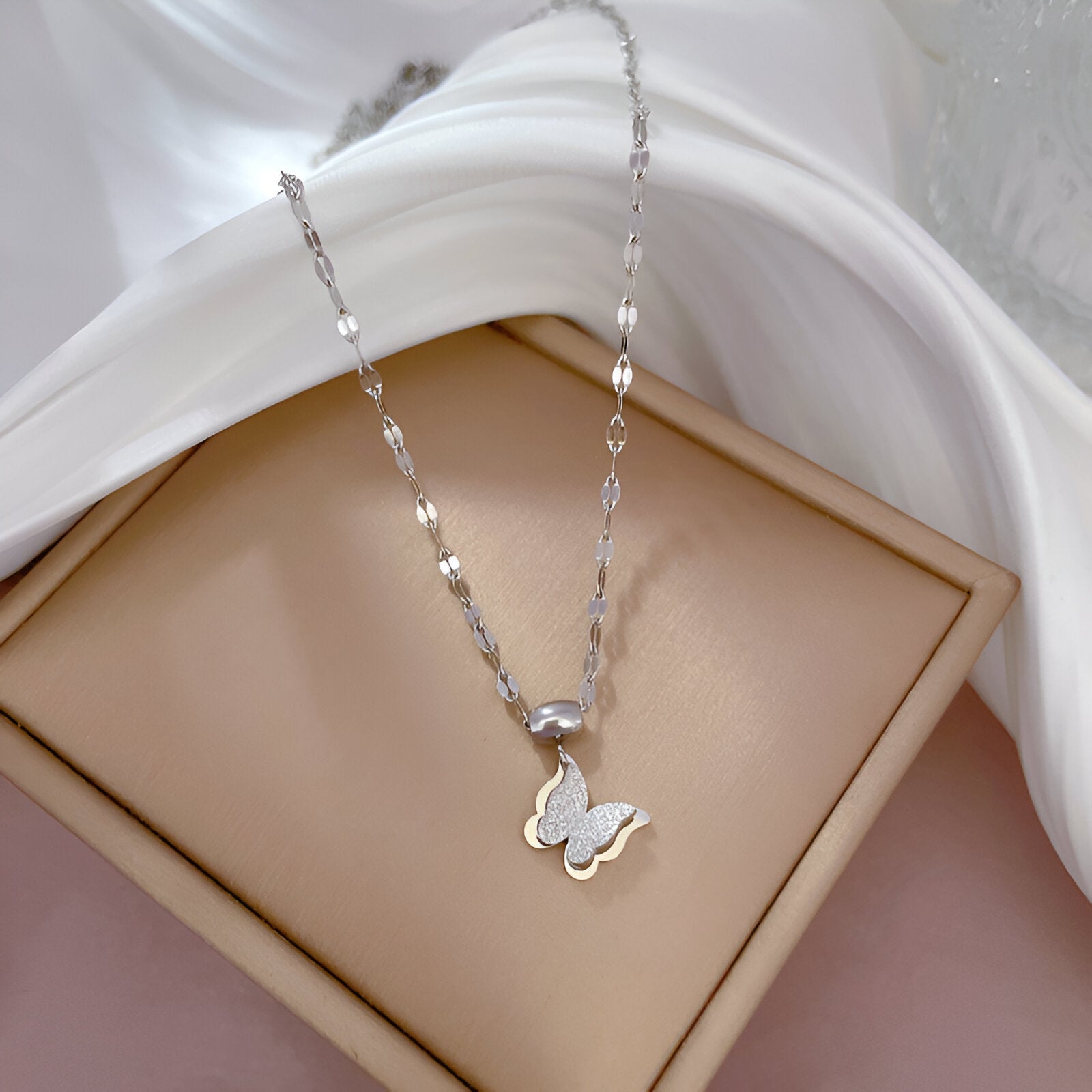Collier pendentif papillon, acier titane, finition satinée brillante, modèle Yumi