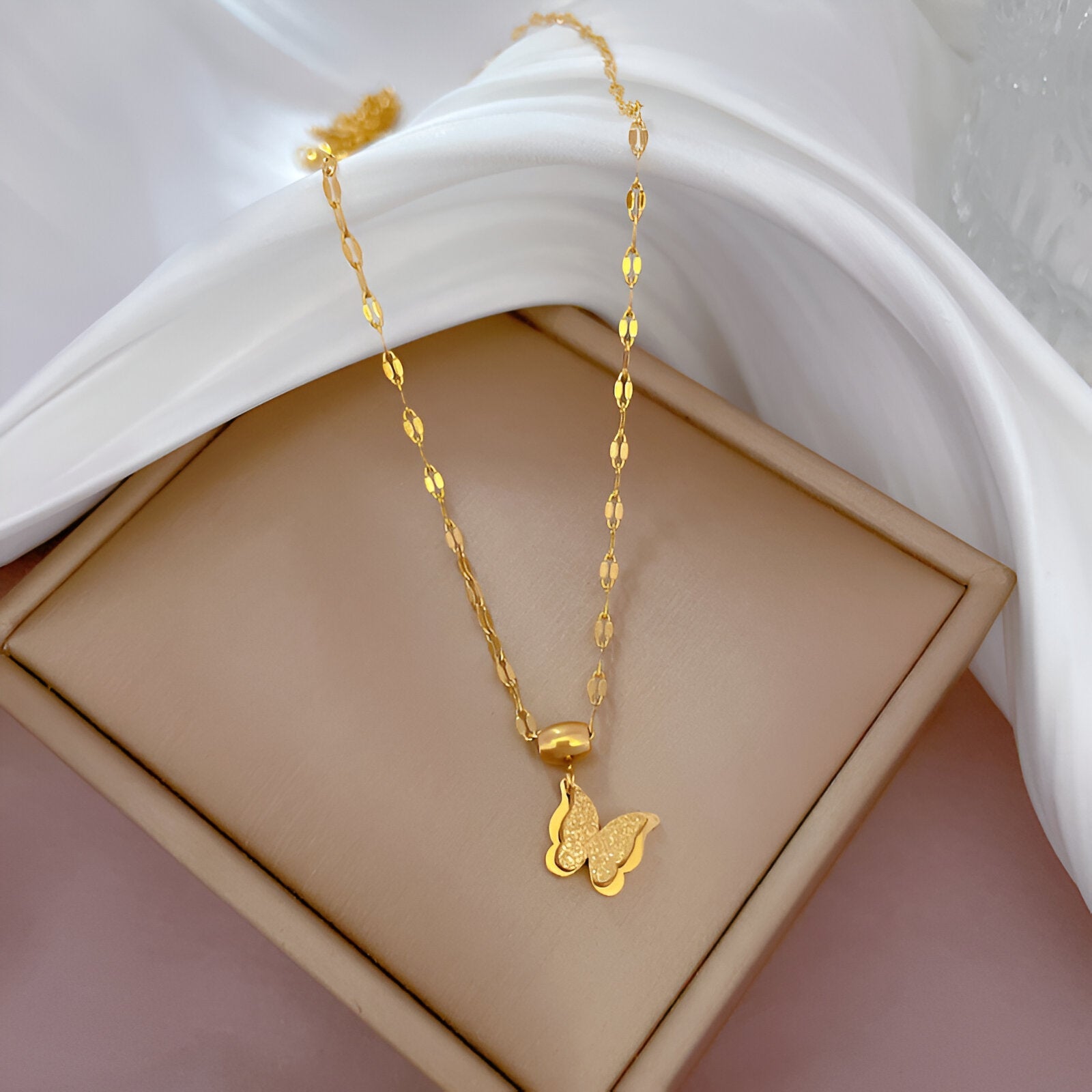 Collier pendentif papillon, acier titane, finition satinée brillante, modèle Yumi