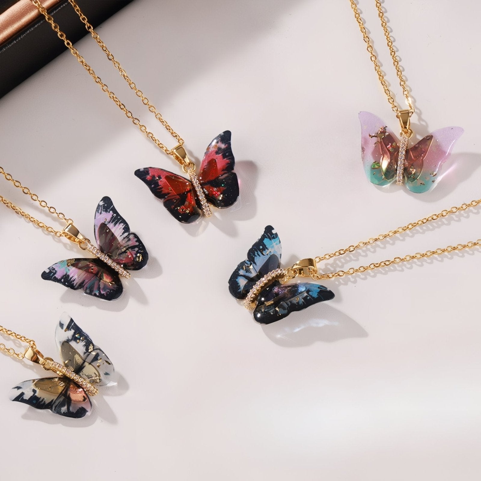 Collier pendentif papillon multicolore, effet dégradé, en résine et acier inoxydable