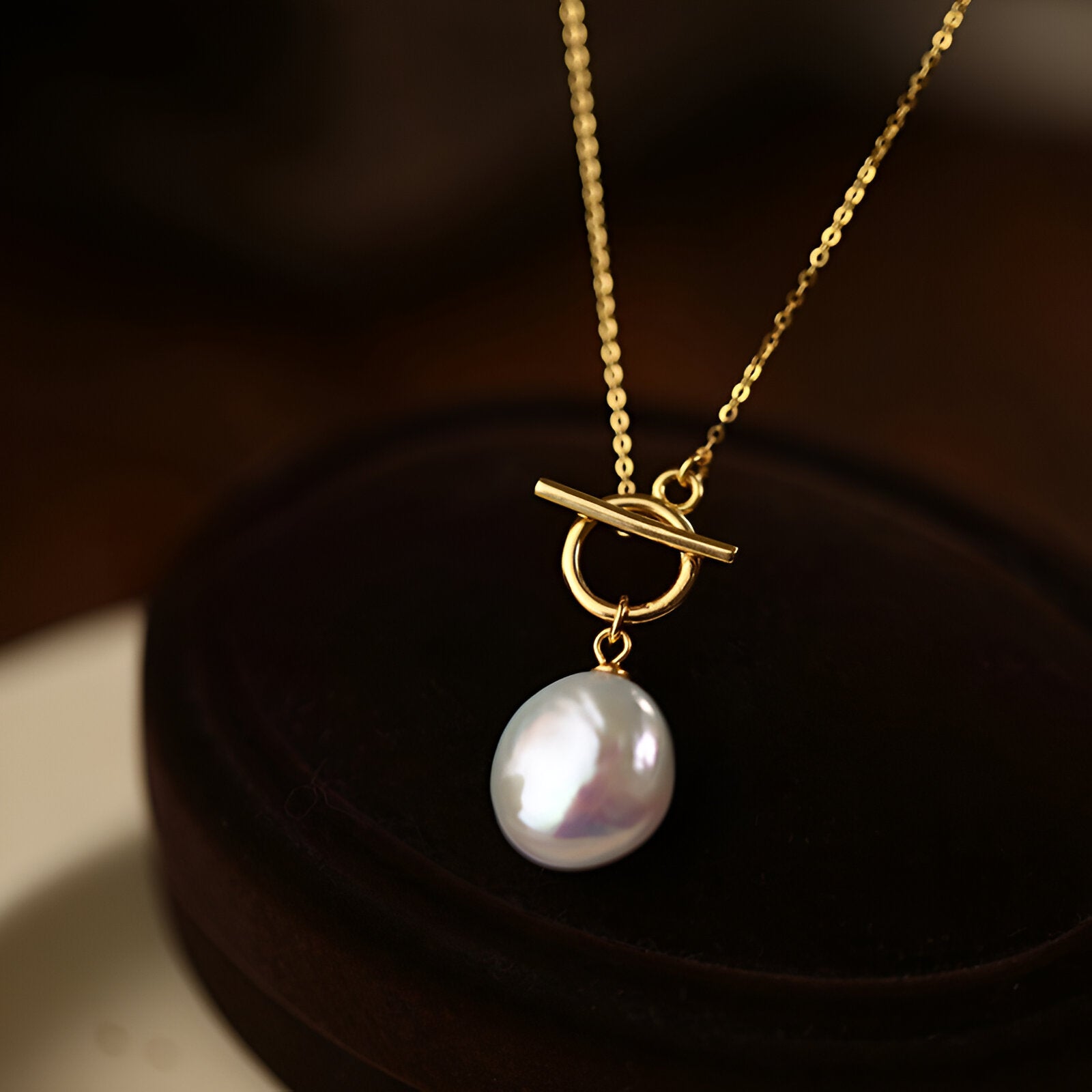Collier pendentif perle de culture et chaîne en titane plaqué or 18K, style élégant pour femme, modèle Louise