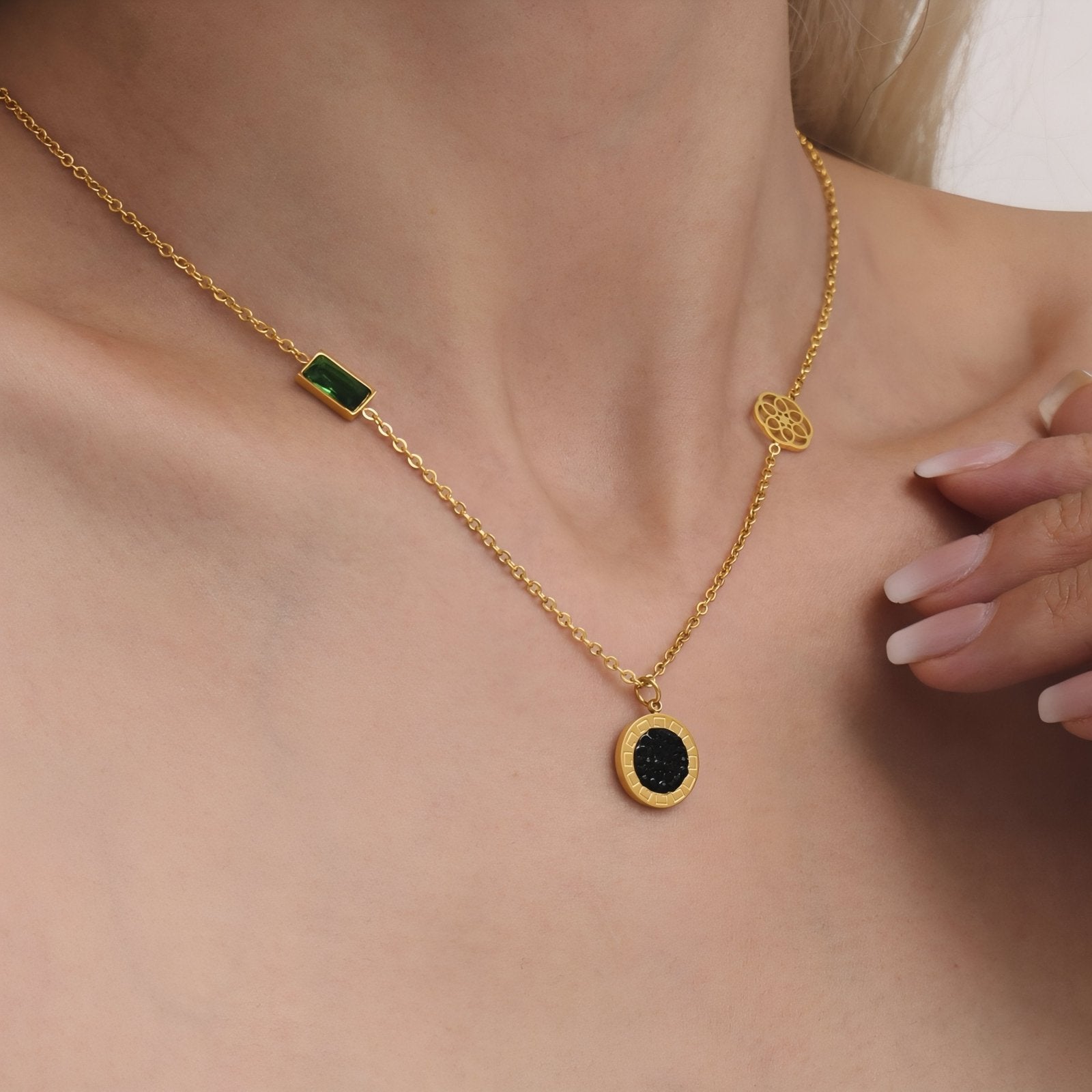 Collier pendentif pour femme, avec médaillon strass noir et verre vert, en acier inoxydable