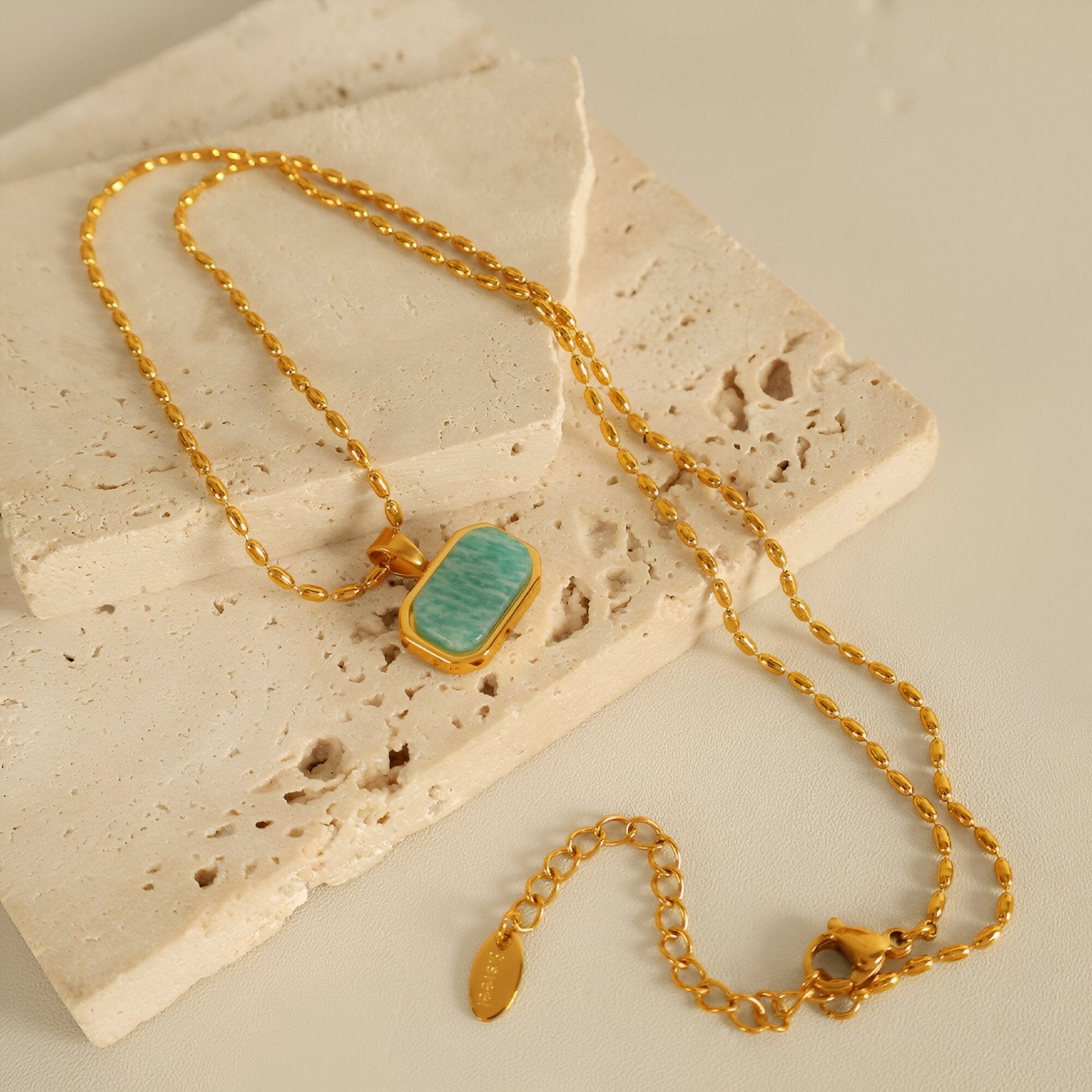 Collier pendentif rectangulaire en amazonite verte, chaîne grain de riz dorée pour femme, modèle Sofia