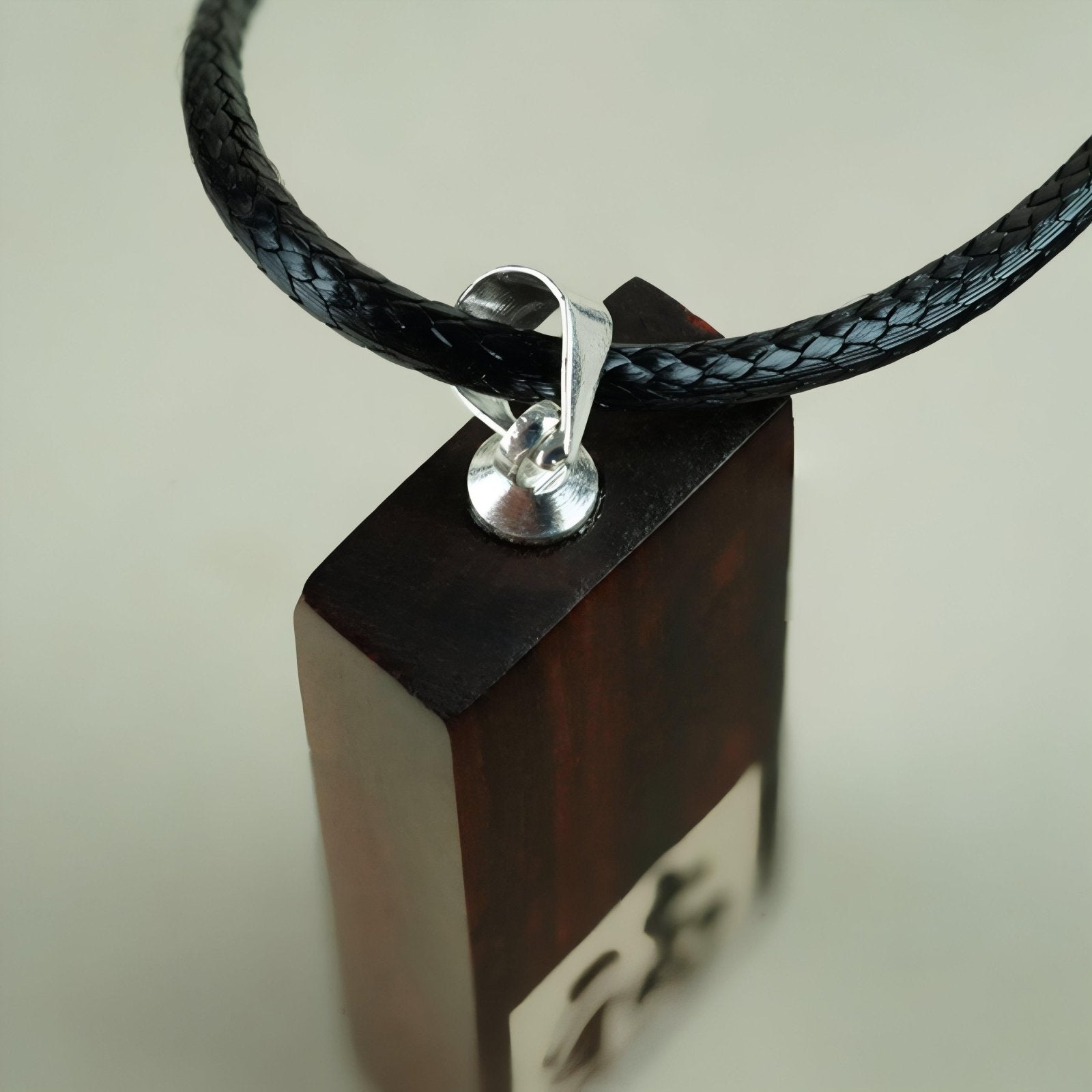 Collier pendentif rectangulaire en bois de santal rouge, cordon ajustable, symbolique