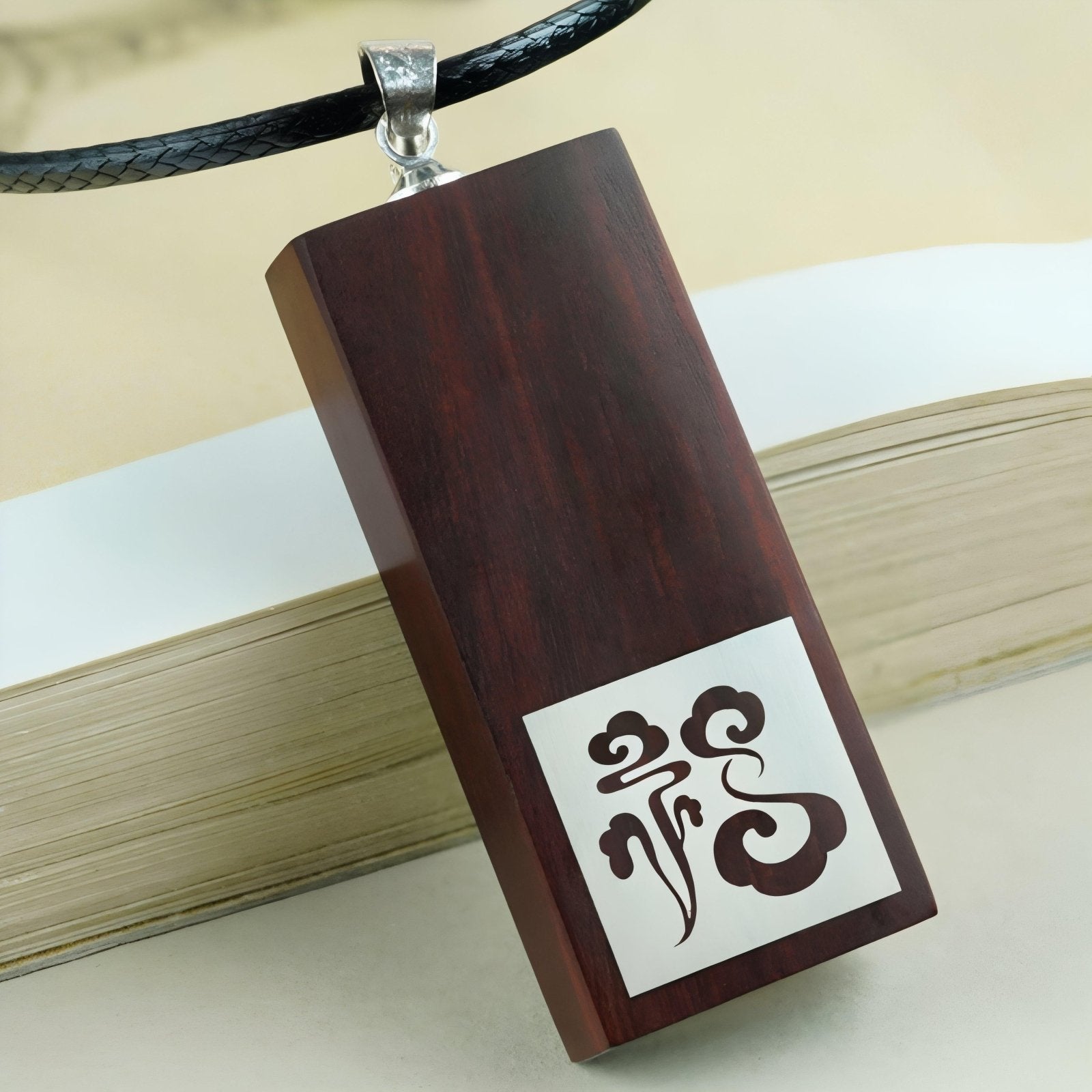 Collier pendentif rectangulaire en bois de santal rouge, cordon ajustable, symbolique