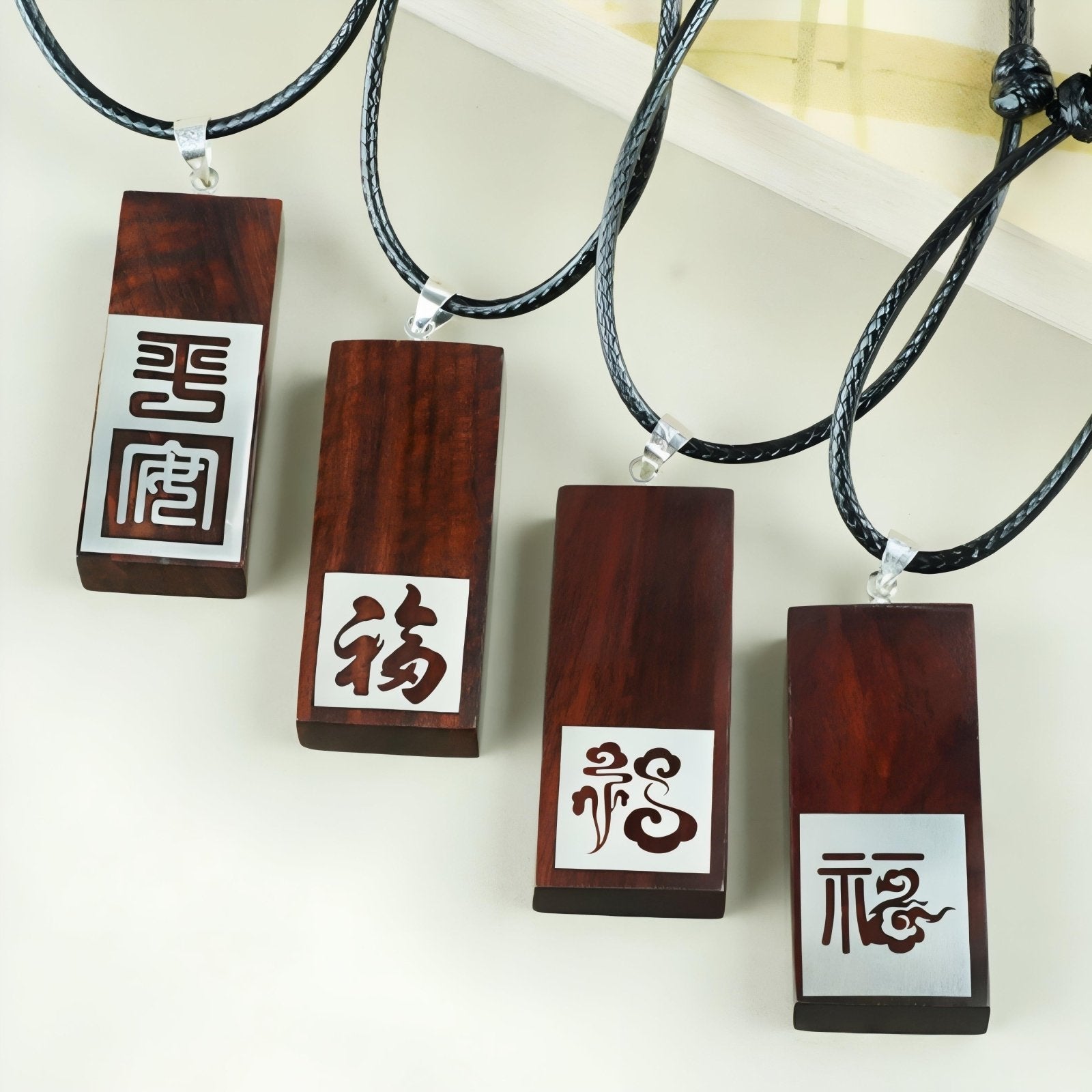 Collier pendentif rectangulaire en bois de santal rouge, cordon ajustable, symbolique