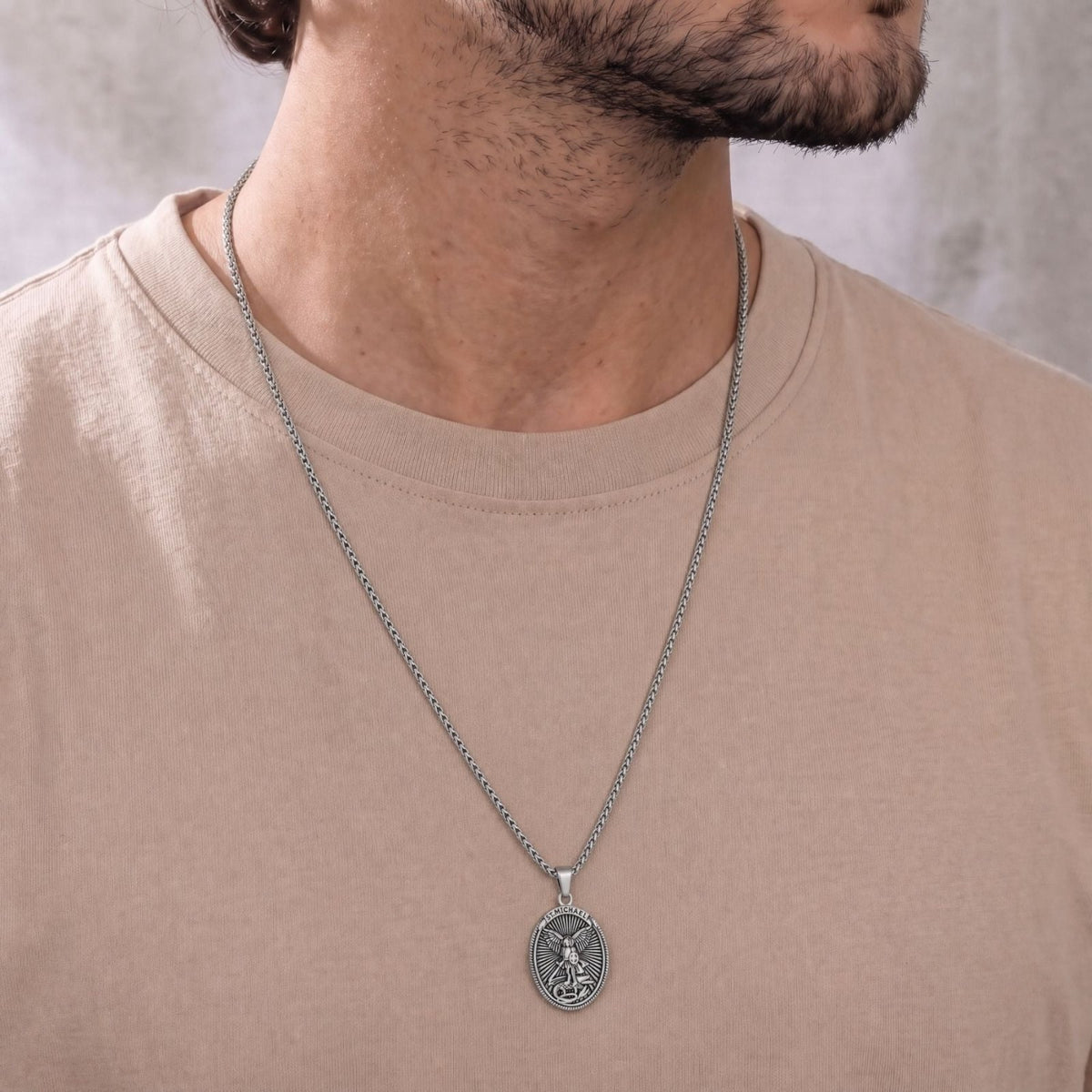 Collier pendentif Saint-Michel archange pour homme, en acier inoxydable, avec médaillon ovale sculpté