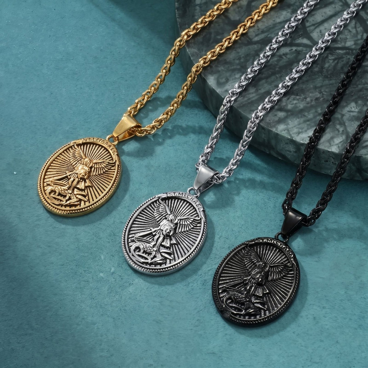 Collier pendentif Saint-Michel archange pour homme, en acier inoxydable, avec médaillon ovale sculpté