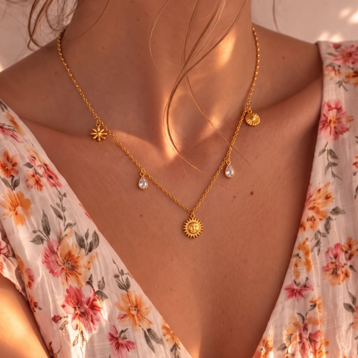 Collier pendentif soleil pour femme, en acier inoxydable doré, chaîne fine ornée de gouttes scintillantes