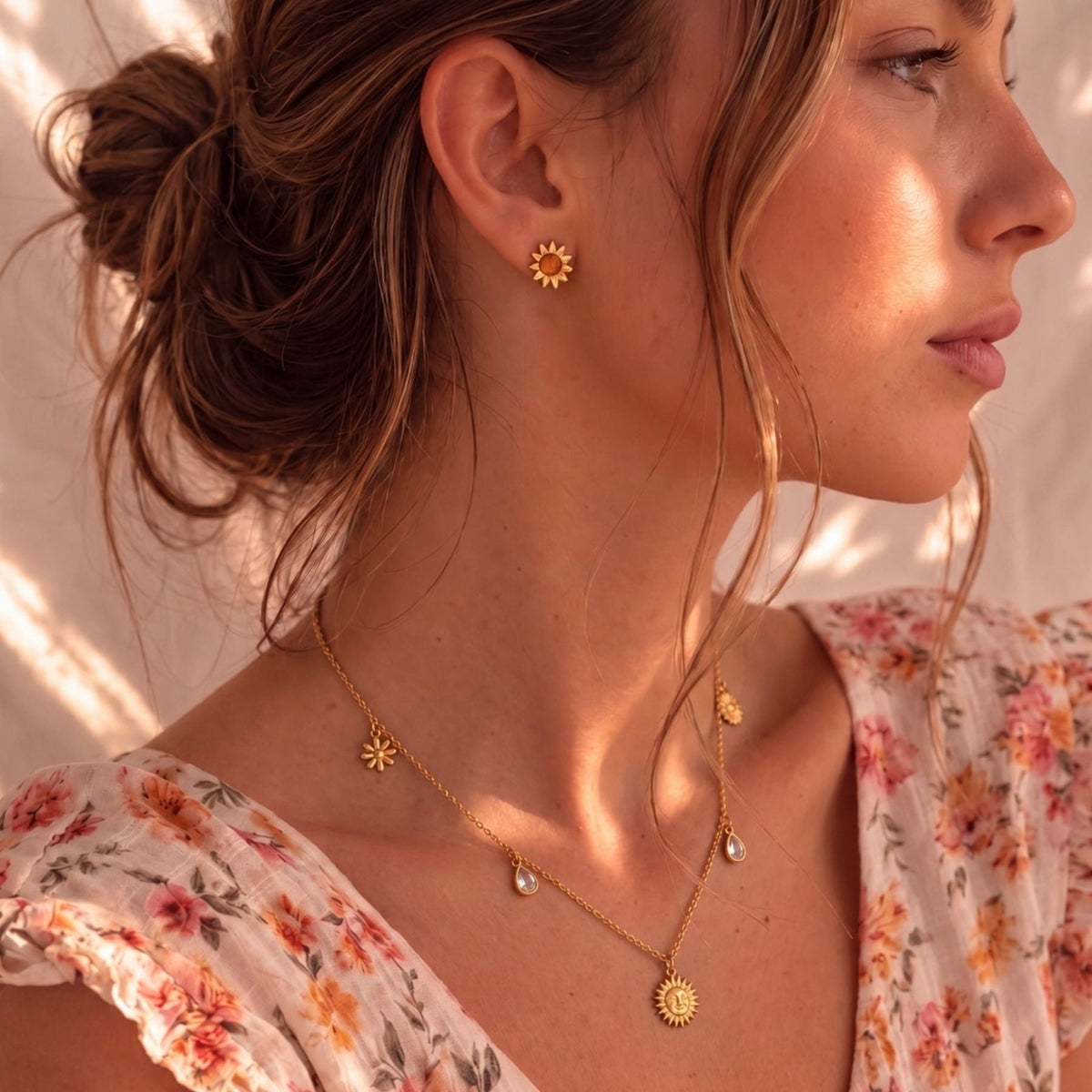 Collier pendentif soleil pour femme, en acier inoxydable doré, chaîne fine ornée de gouttes scintillantes
