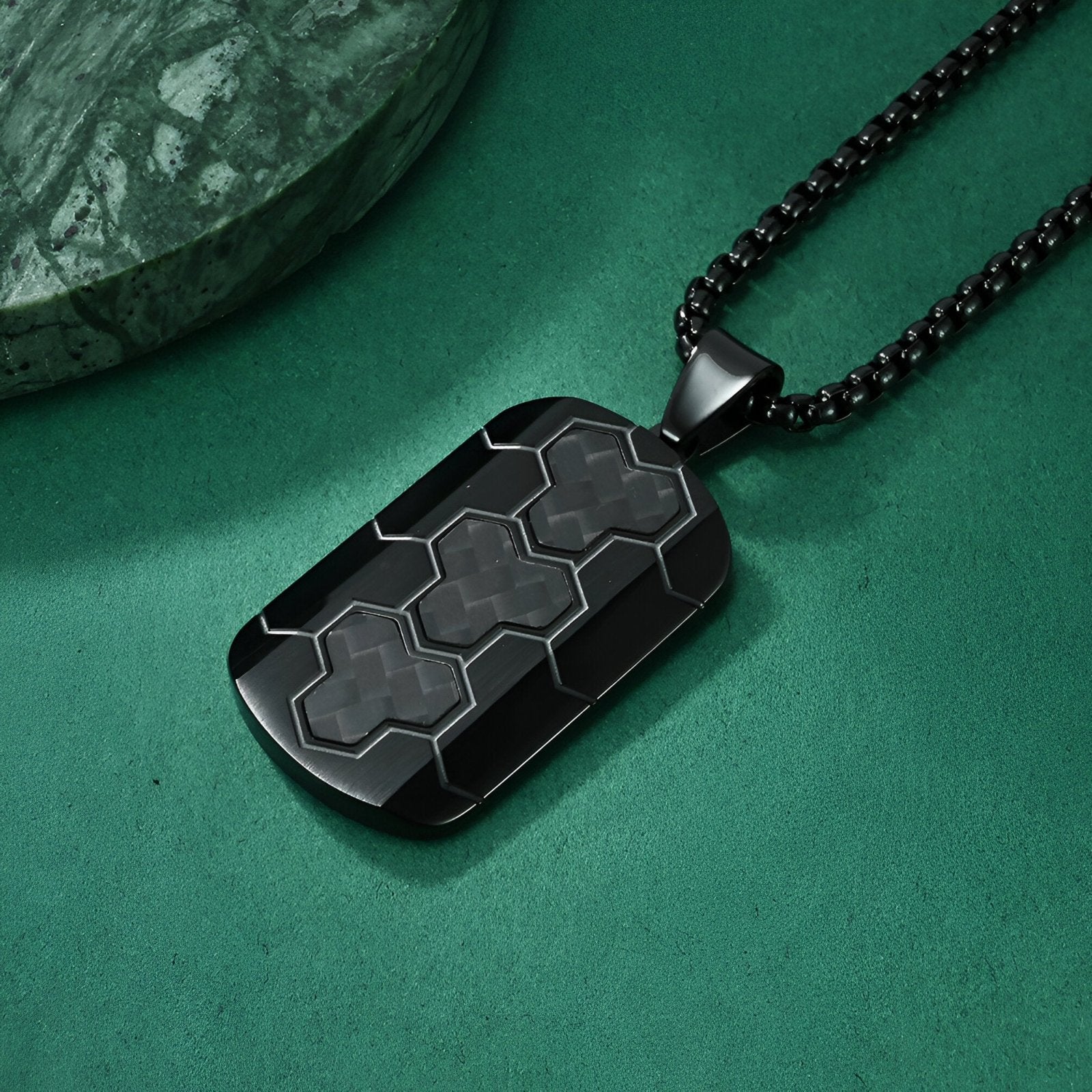 Collier pendentif sportif et urbain, maille vénitienne et détails carbone, pour homme moderne, modèle Tao