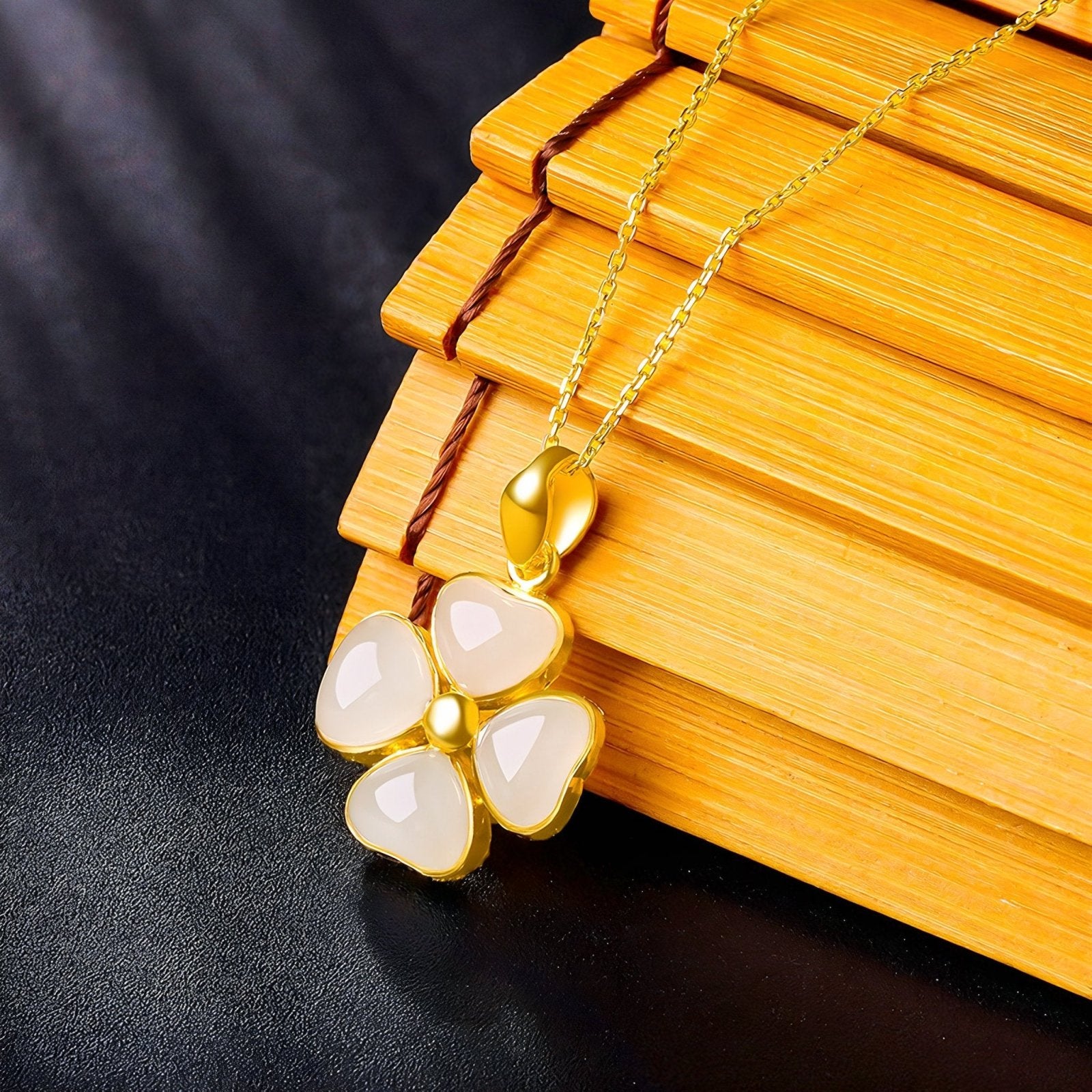 Collier pendentif trèfle à quatre feuilles, pendentif en résine, maille forçat, modèle Sarai