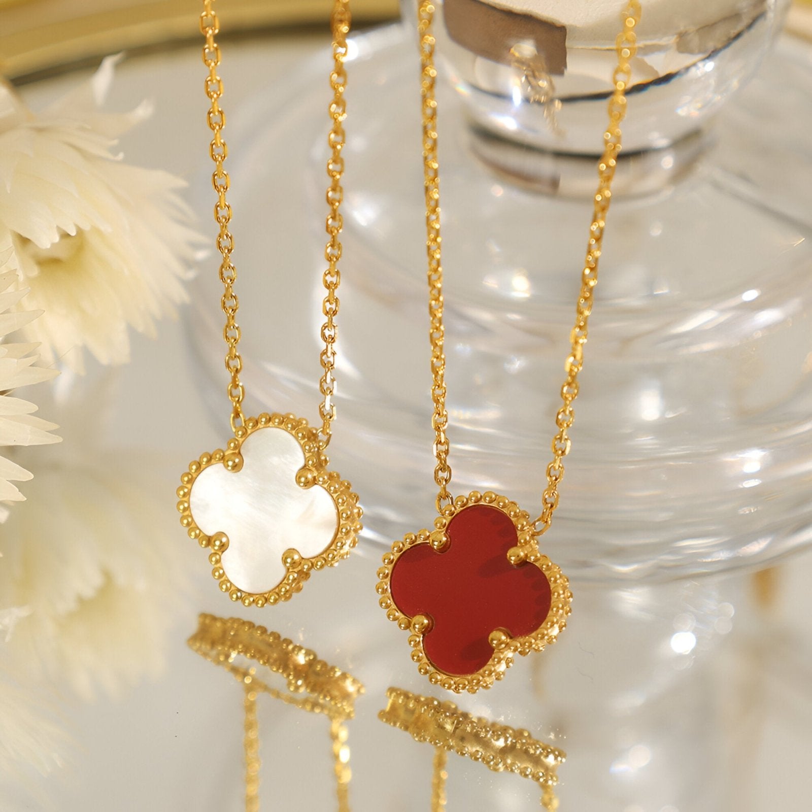 Collier pendentif trèfle, acrylique rouge ou blanc, chaîne dorée fine pour femme, modèle Naomie