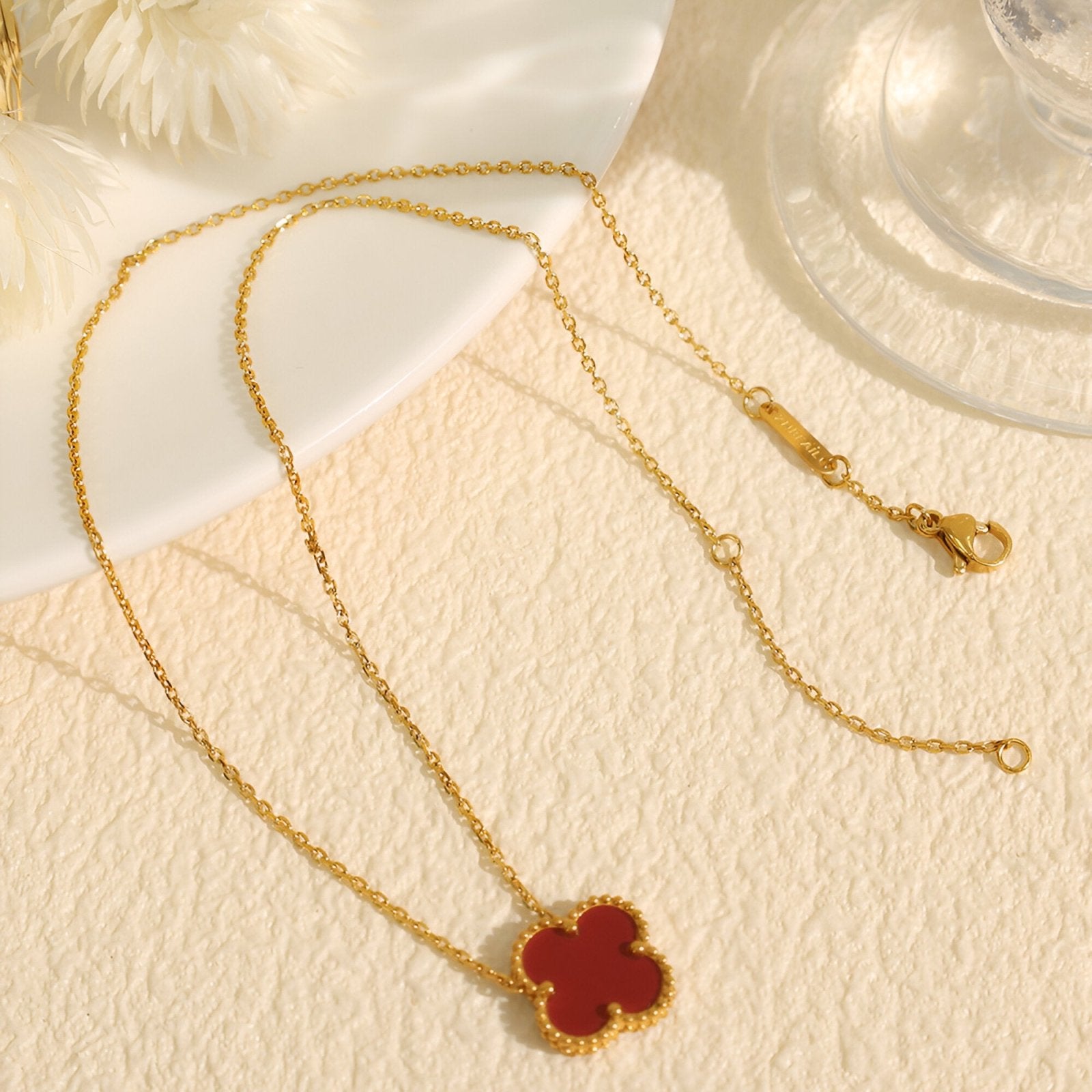 Collier pendentif trèfle, acrylique rouge ou blanc, chaîne dorée fine pour femme, modèle Naomie