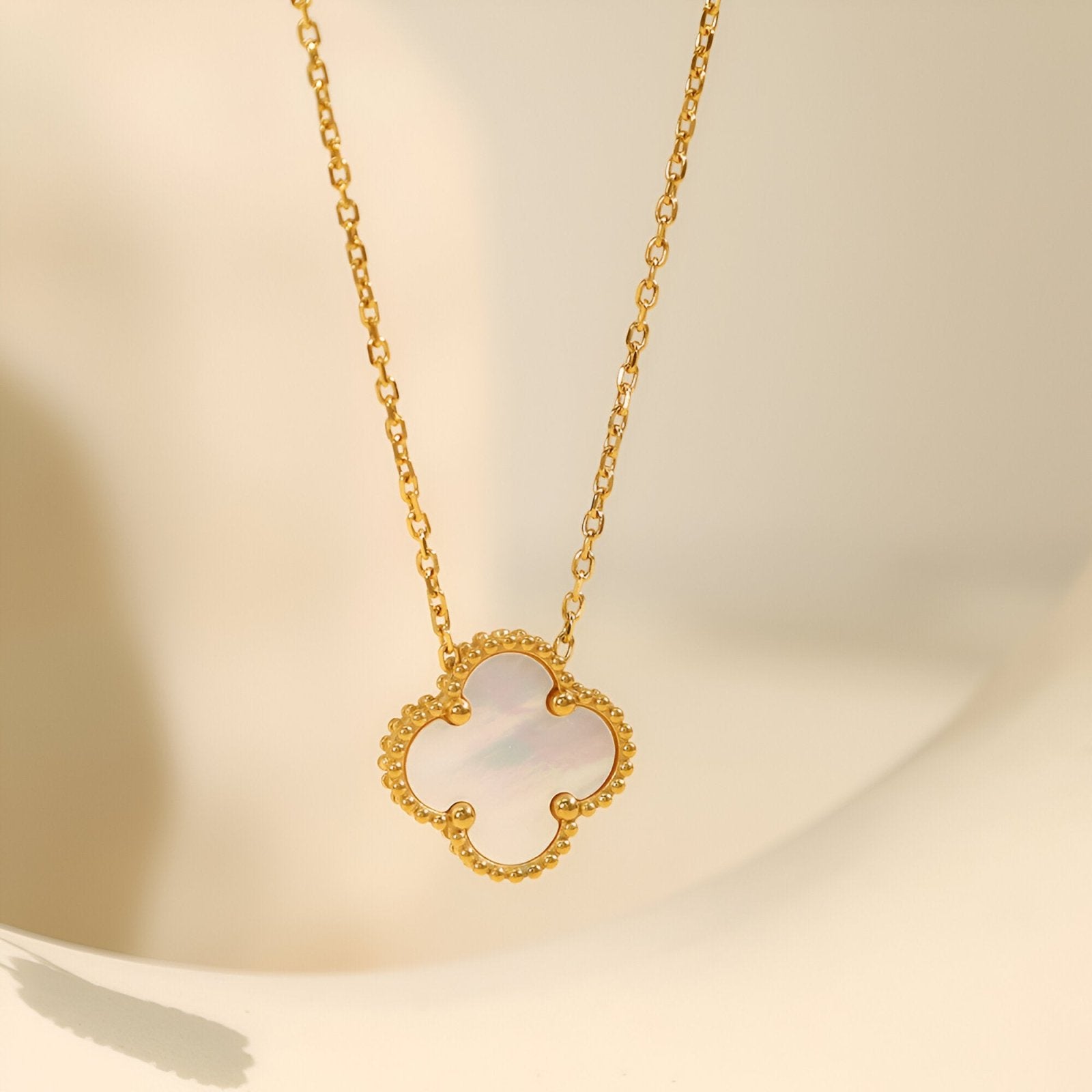 Collier pendentif trèfle, acrylique rouge ou blanc, chaîne dorée fine pour femme, modèle Naomie