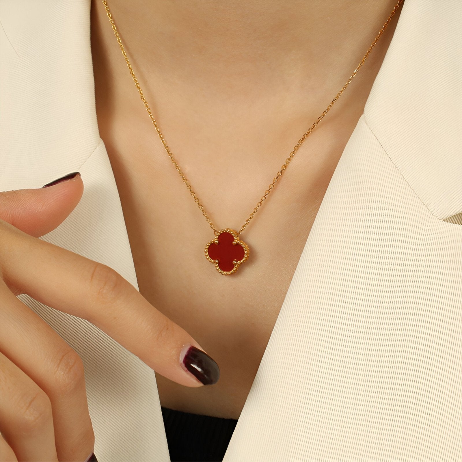 Collier pendentif trèfle, acrylique rouge ou blanc, chaîne dorée fine pour femme, modèle Naomie