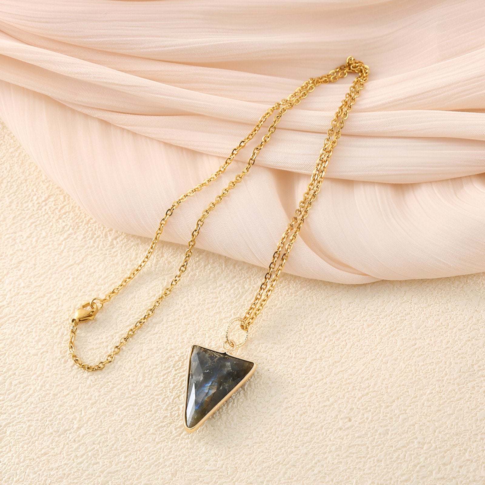 Collier pendentif triangle en labradorite naturelle, chaîne dorée pour femme, modèle Haléa