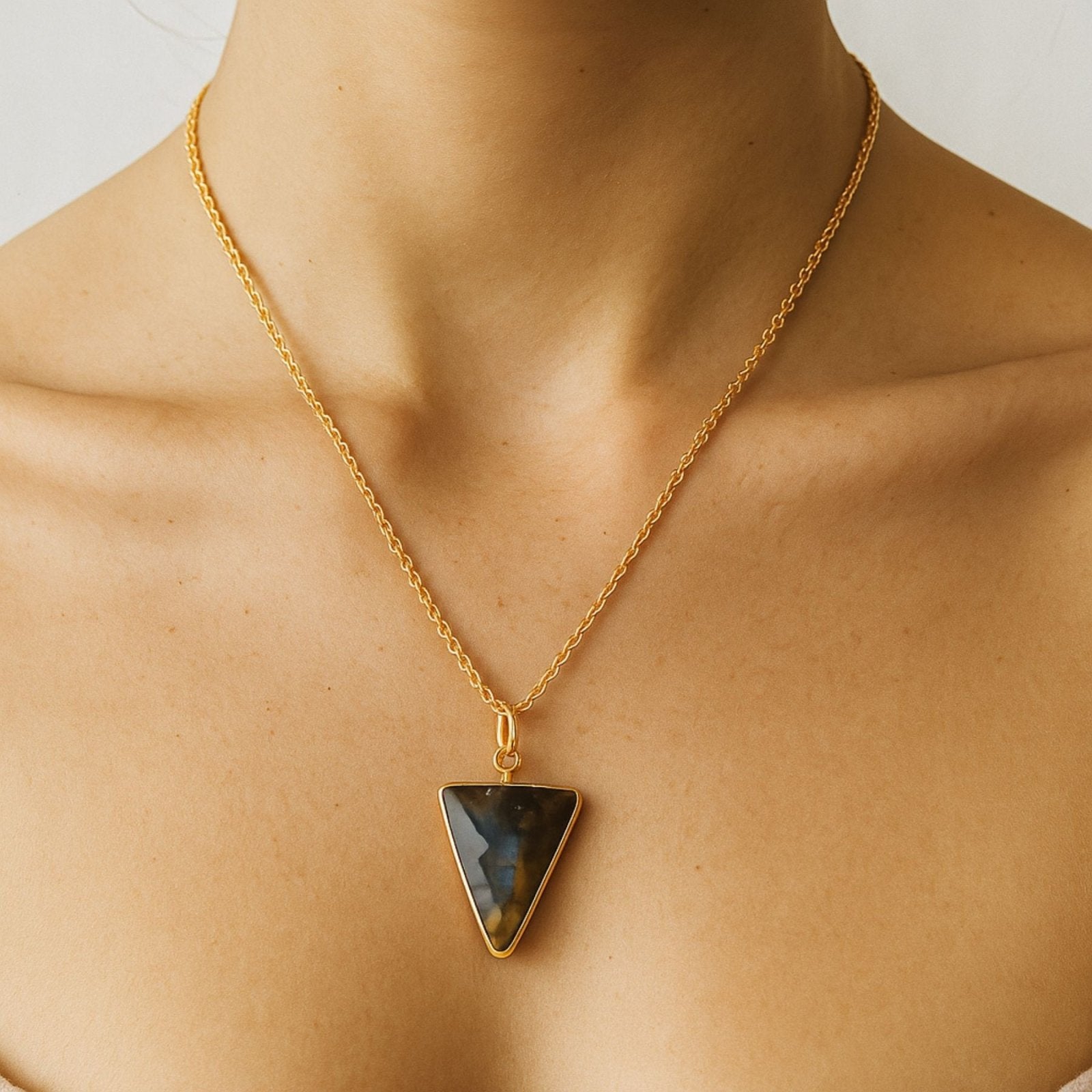 Collier pendentif triangle en labradorite naturelle, chaîne dorée pour femme, modèle Haléa