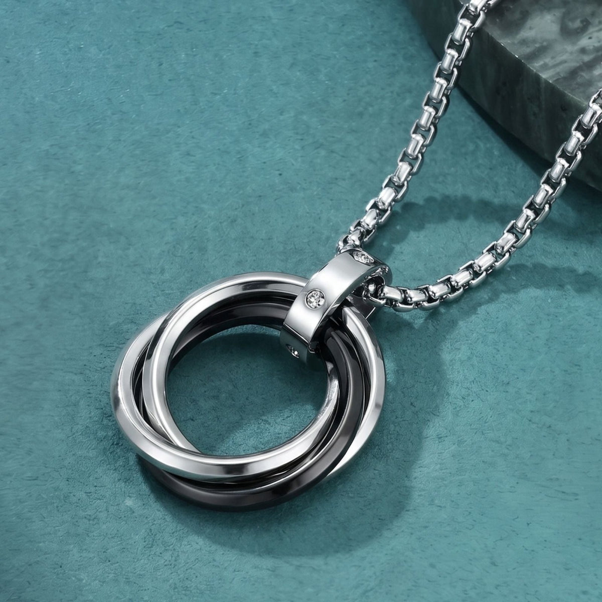 Collier pendentif triple anneaux entrelacés pour homme, en acier inoxydable, design circulaire avec cristaux et finitions colorées