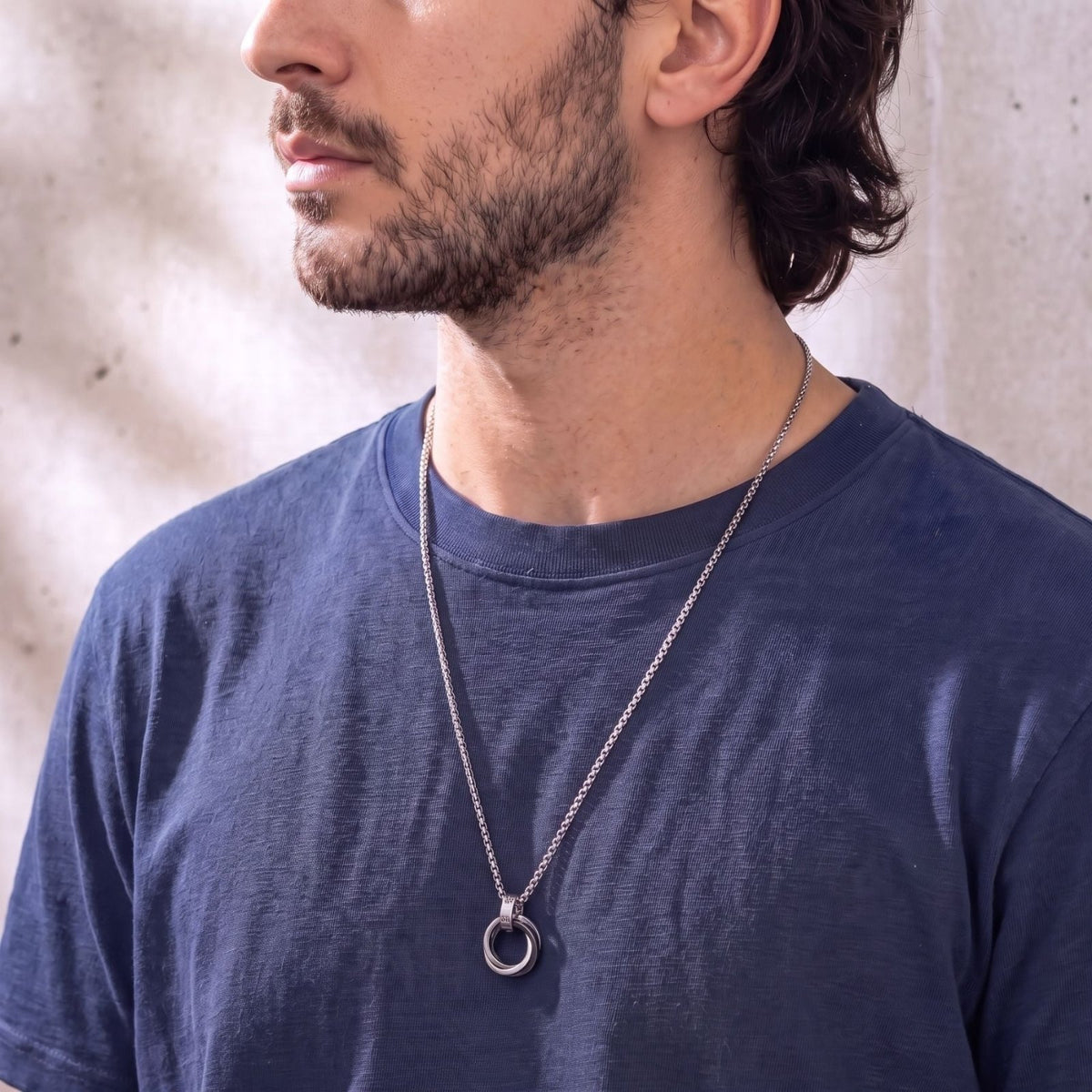 Collier pendentif triple anneaux entrelacés pour homme, en acier inoxydable, design circulaire avec cristaux et finitions colorées