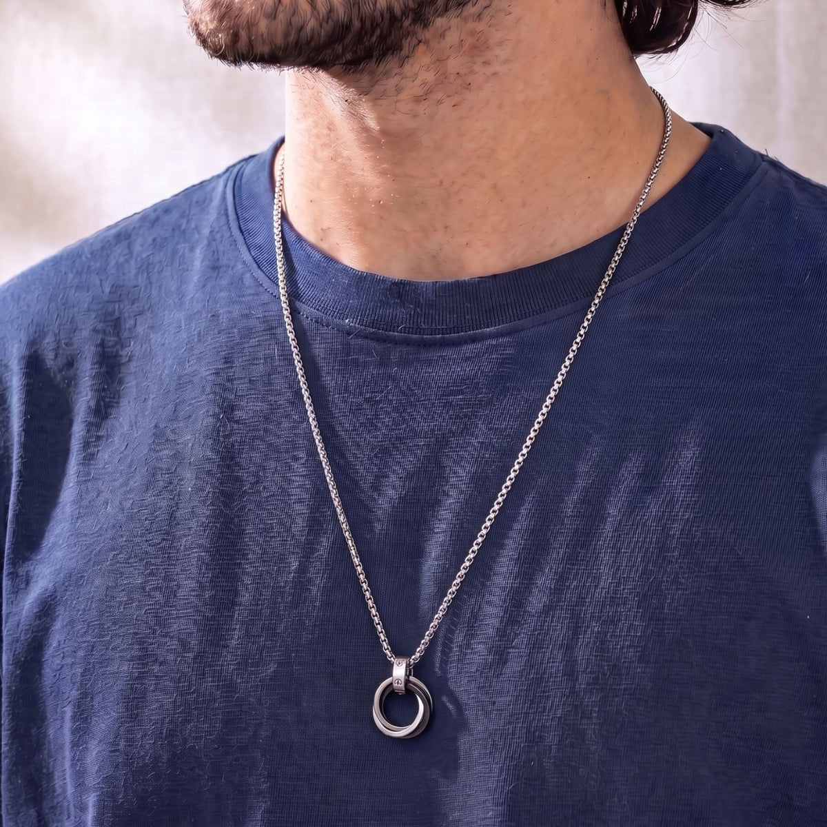 Collier pendentif triple anneaux entrelacés pour homme, en acier inoxydable, design circulaire avec cristaux et finitions colorées