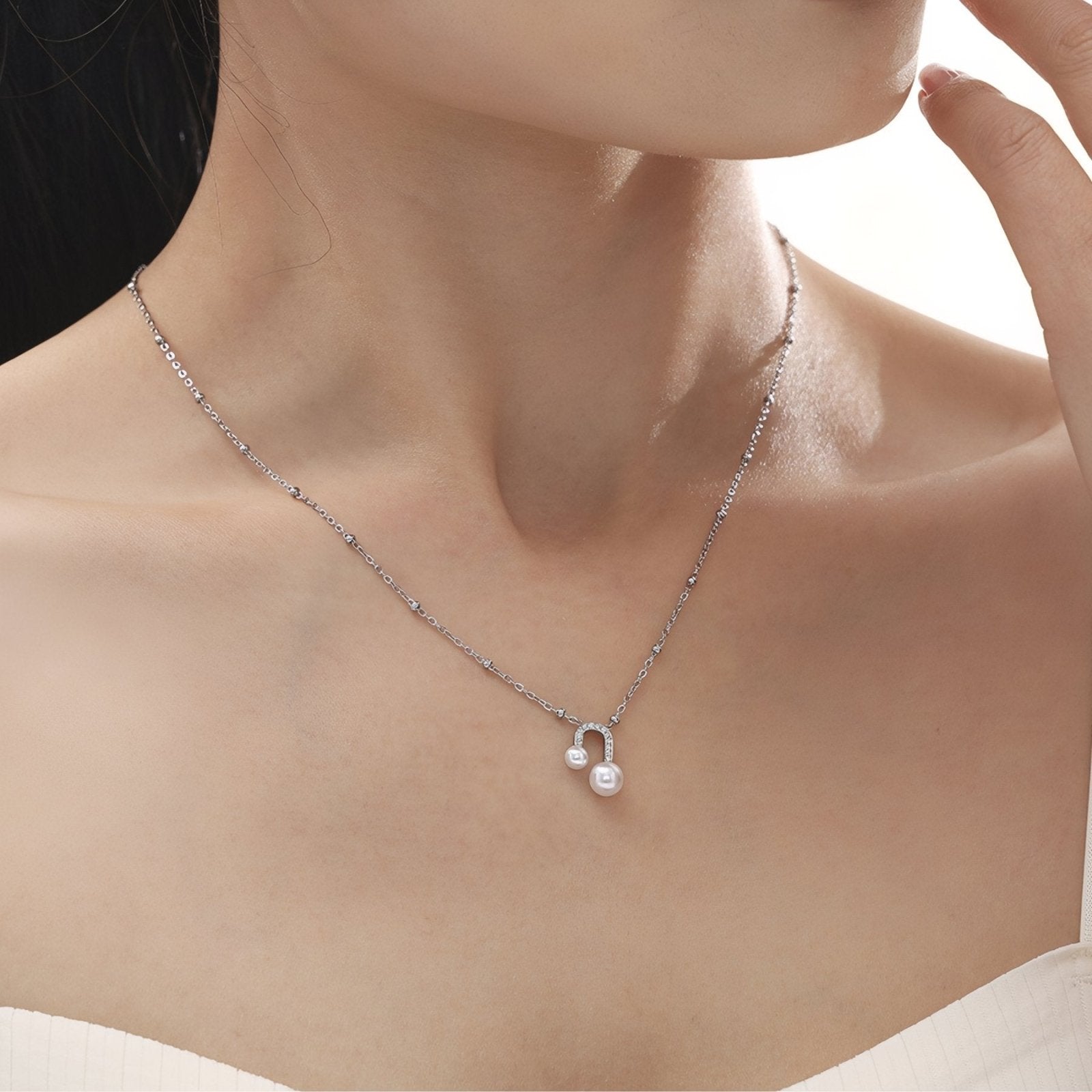 Collier pendentif U pour femme, avec zircons et perles blanches, en acier inoxydable