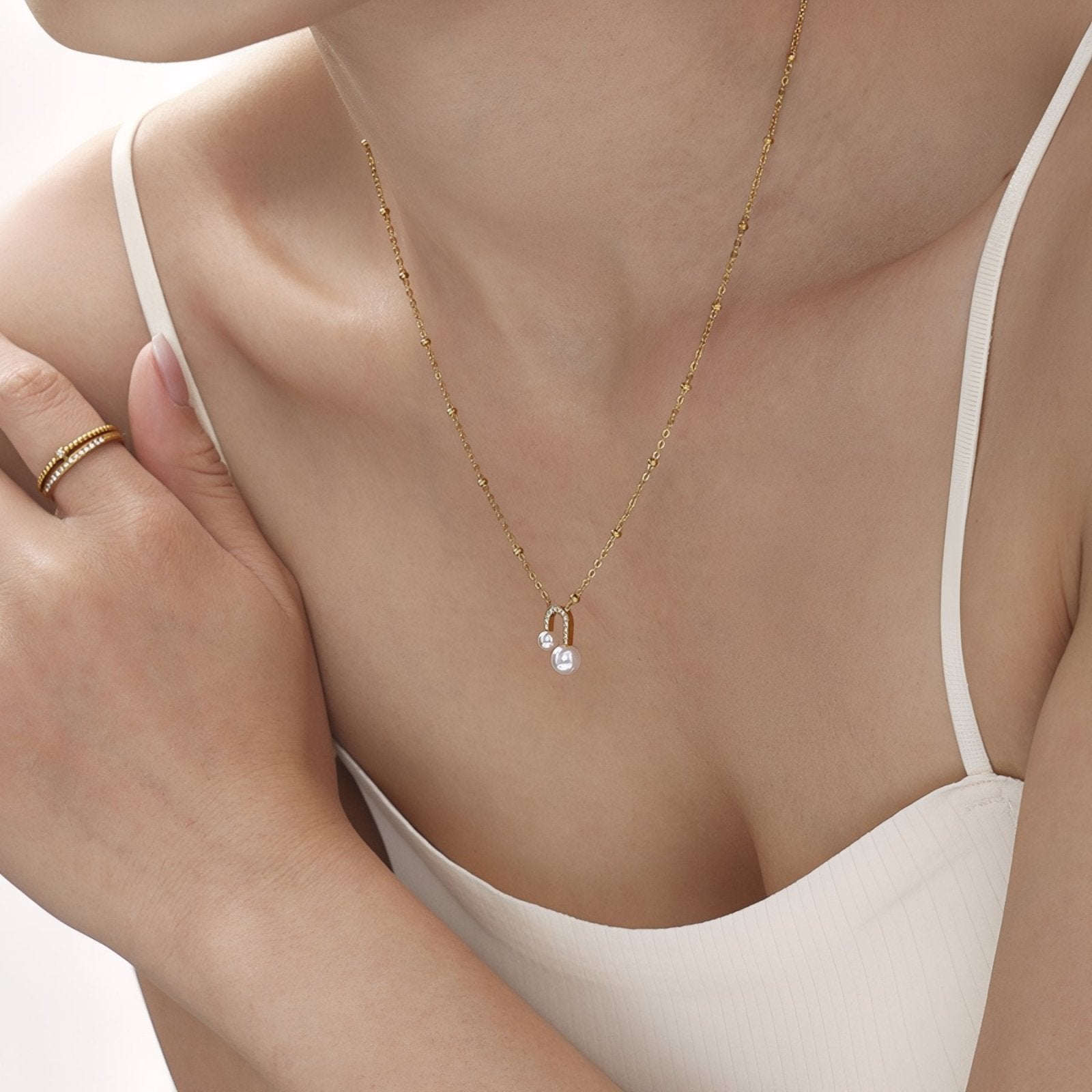 Collier pendentif U pour femme, avec zircons et perles blanches, en acier inoxydable