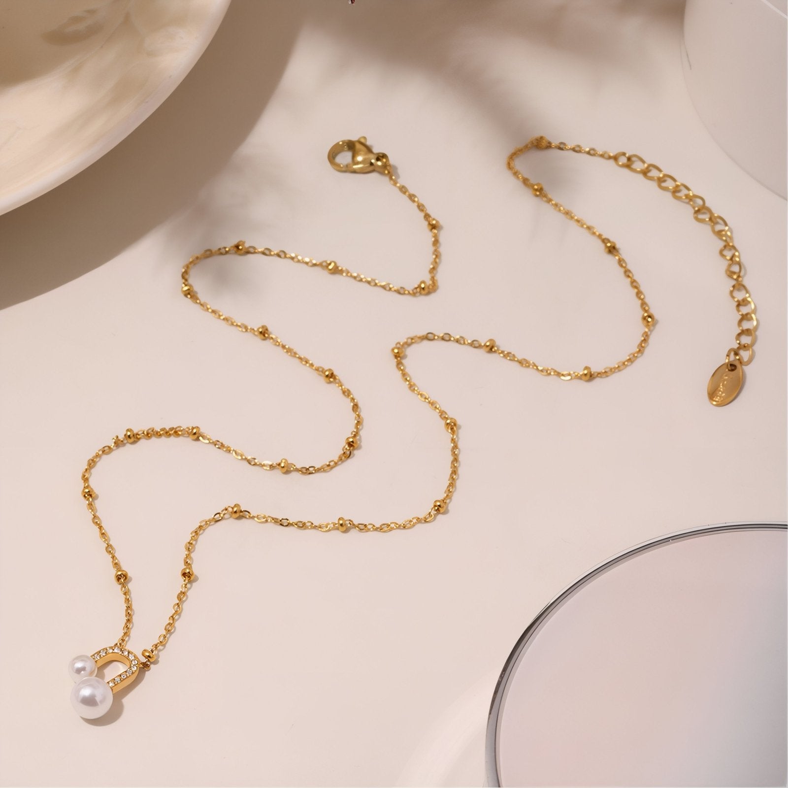 Collier pendentif U pour femme, avec zircons et perles blanches, en acier inoxydable