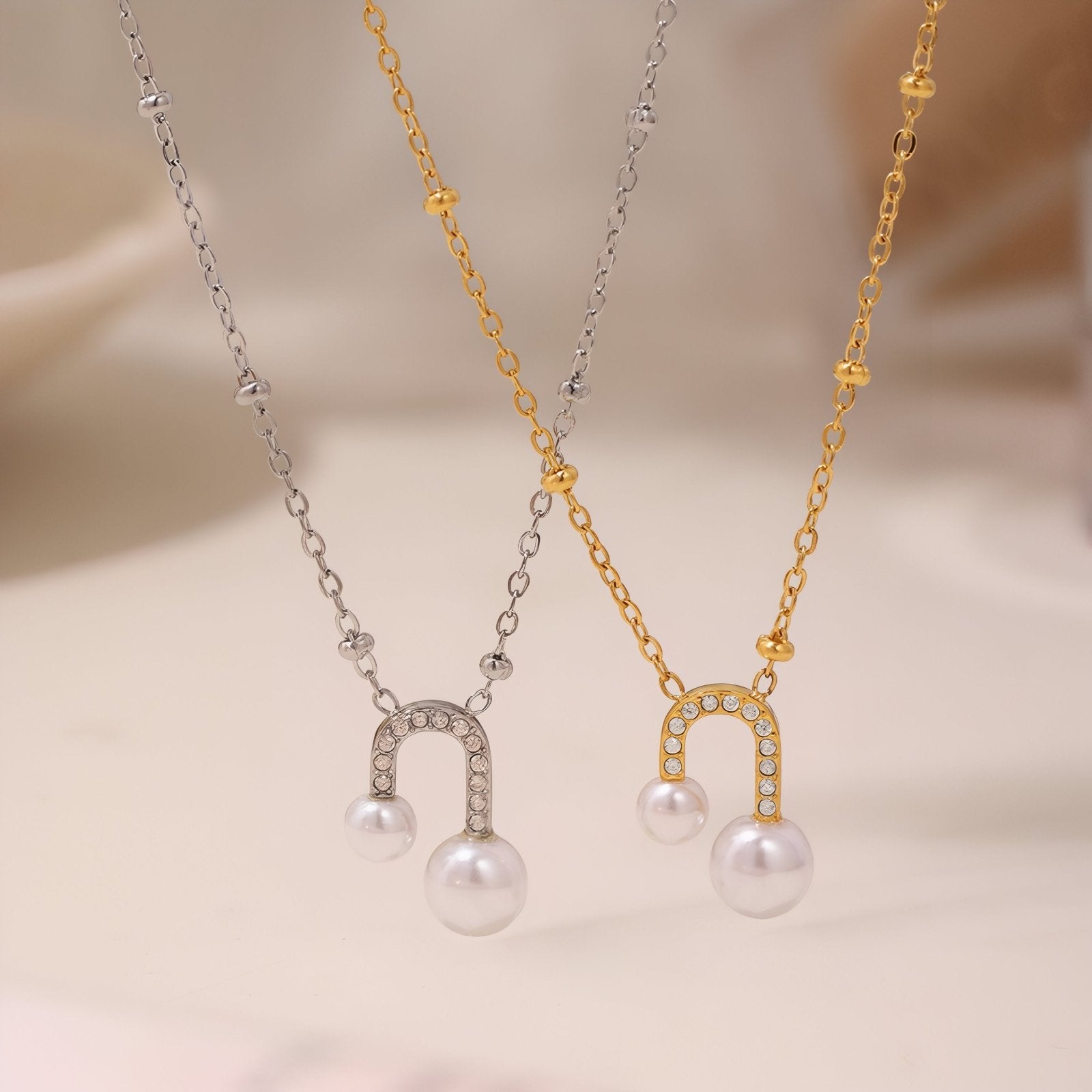 Collier pendentif U pour femme, avec zircons et perles blanches, en acier inoxydable