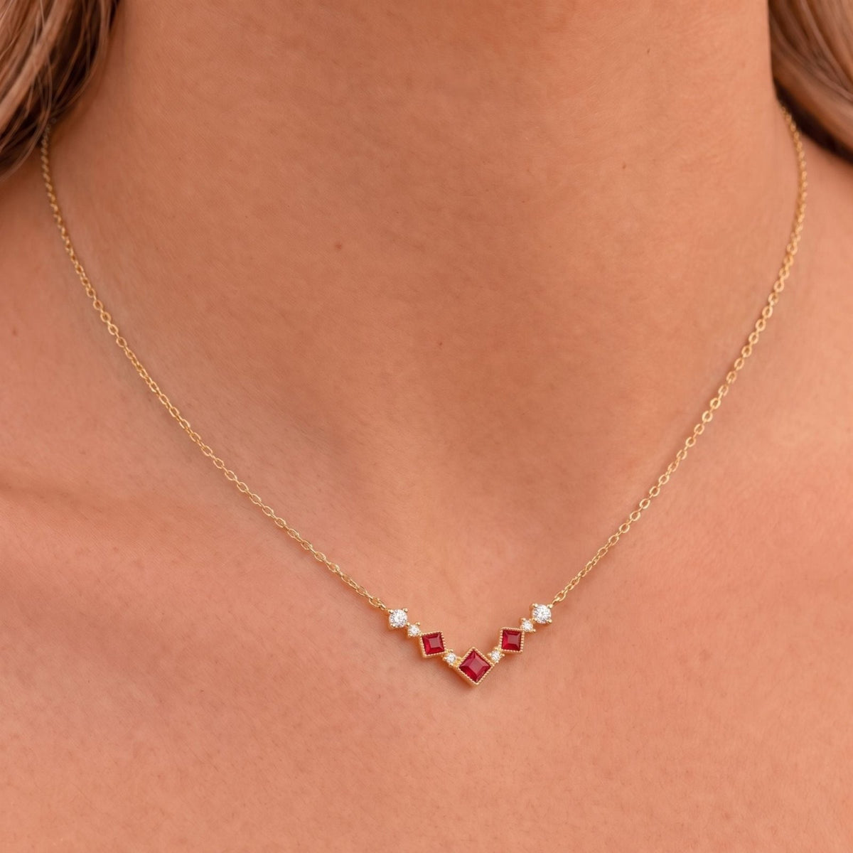 Collier pendentif V pour femme, en argent 925 doré, avec zircons rouges et transparents