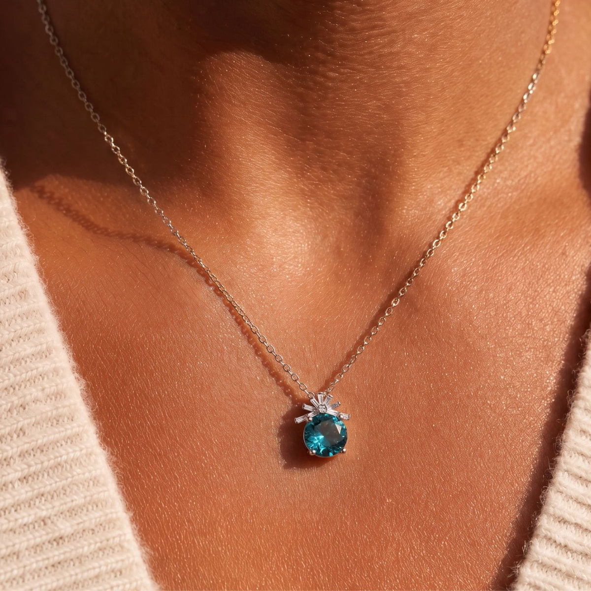 Collier pierre ronde facettée pour femme, en cuivre, pendentif serti de pierres blanches avec pierre centrale colorée