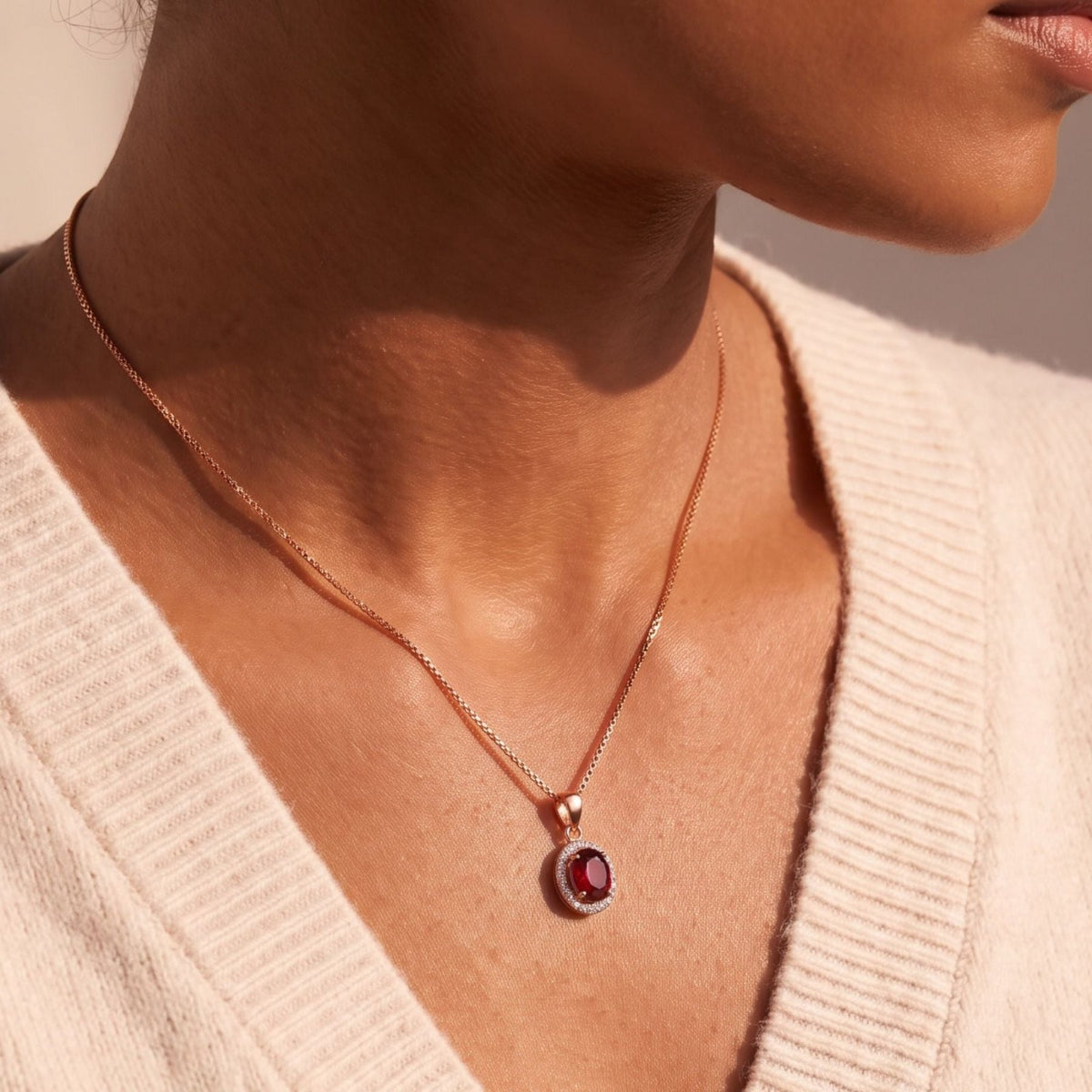 Collier pierre rouge grenat pour femme, en cuivre, pendentif ovale entouré de pierres blanches