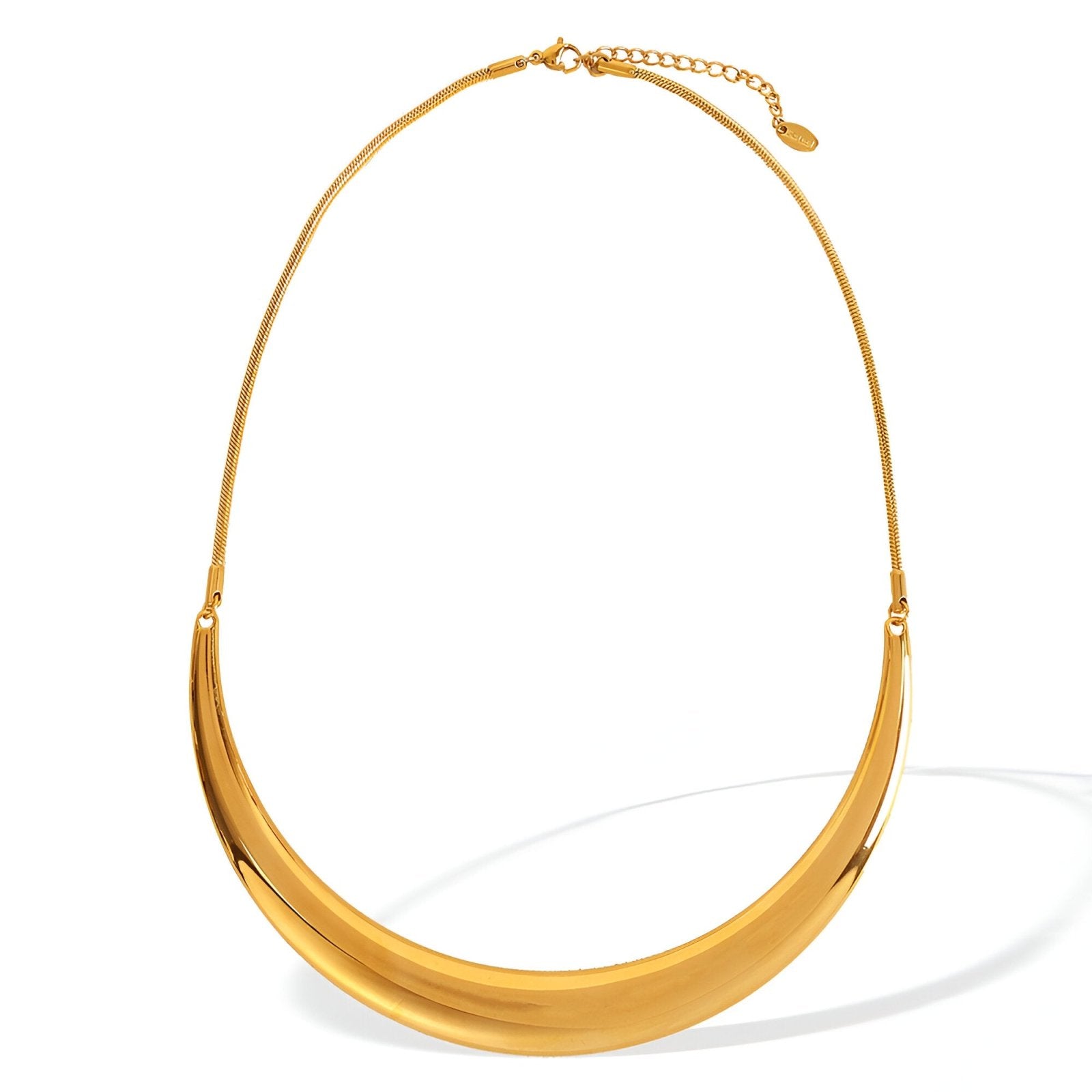 Collier plastron rigide pour femme, design incurvé doré ou argenté, style sculptural et moderne, modèle Alma