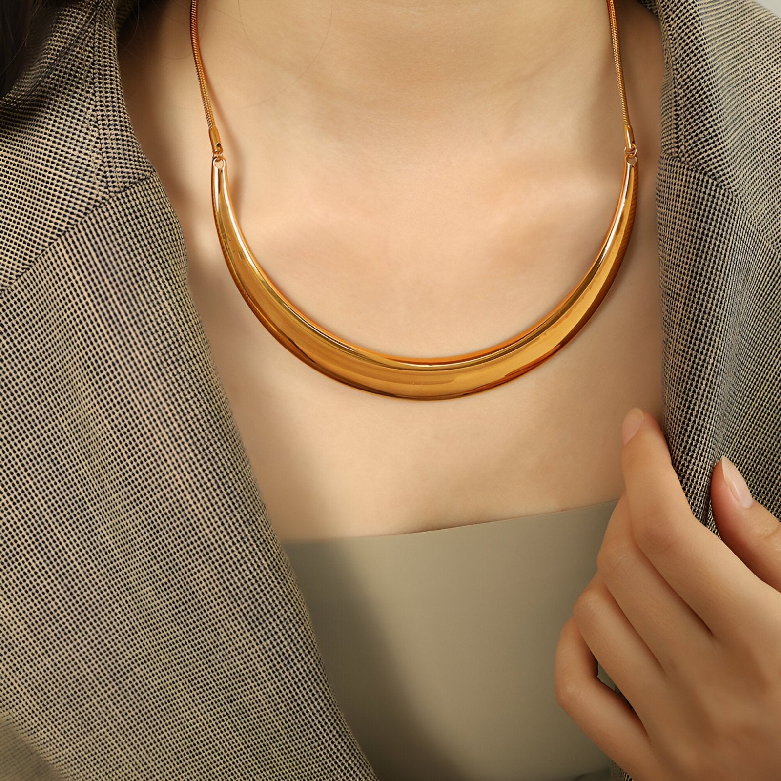 Collier plastron rigide pour femme, design incurvé doré ou argenté, style sculptural et moderne, modèle Alma
